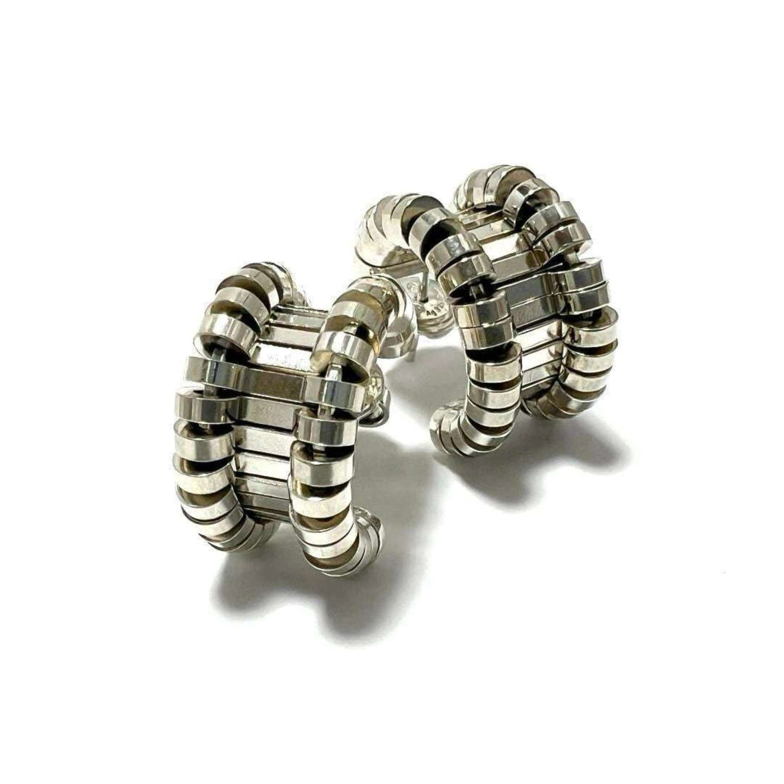 Veneta Hoop Earrings Silver 925: Veneta Hoop Earrings Silver 925 Silver 925 hoop earrings from Bottega Veneta, bearing slight traces of usage and minor scratches. Made from high-quality silver, these earrings showcase a sleek design 