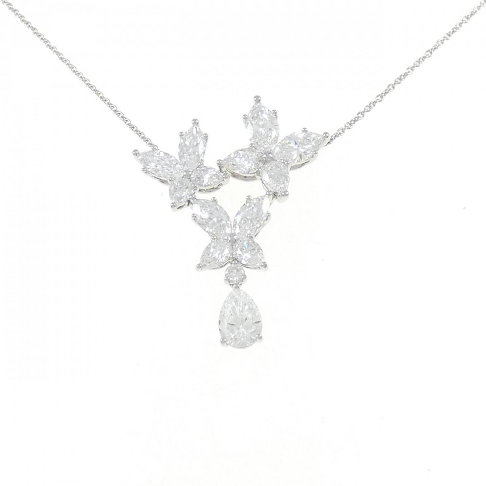 Harry Winston Diamond Necklace: Harry Winston Diamond Necklace Platinum pendant necklace from renowned brand Harry Winston, featuring a striking design with a size of 34.3mm x 26.4mm. The necklace boasts a 43 cm / 16.92'' platinum