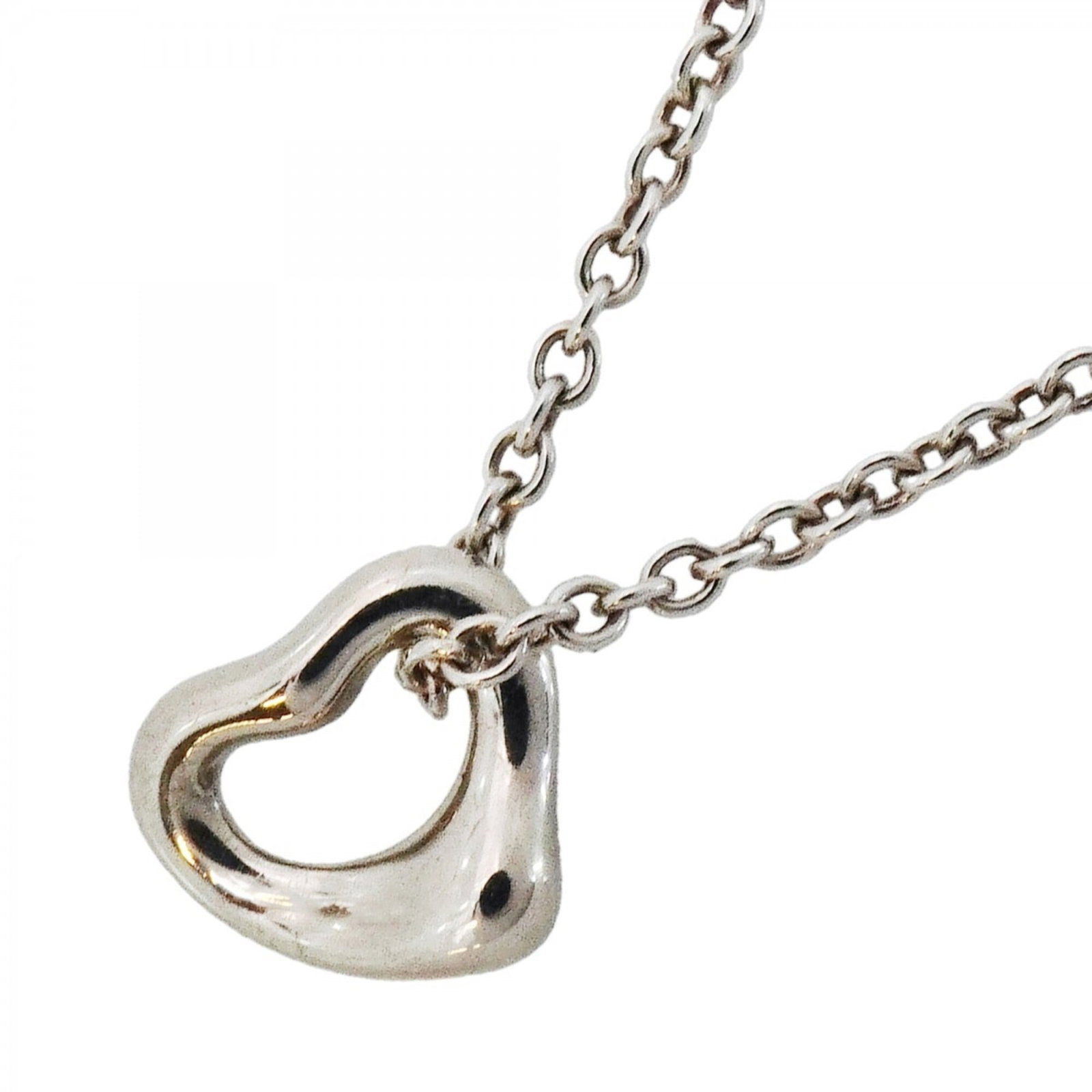 Women's Sterling Silver 925 Tiffany Co.: Women's Sterling Silver 925 Tiffany Co. Sterling silver necklace from Tiffany & Co. features a 6.3mm x 7mm pendant with a 40.5 cm chain circumference, made from 925 silver. The piece bears traces of u