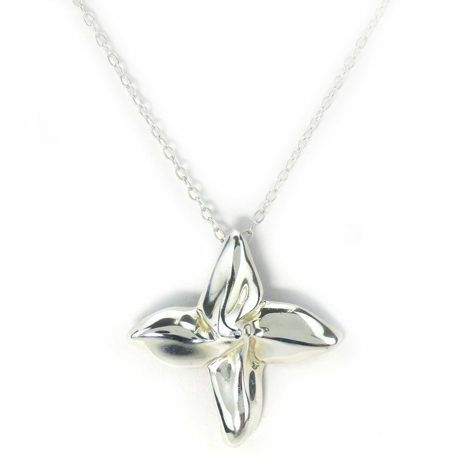 Tiffany Necklace Poinsettia Silver 925 Approx. 3.5G Women'S Tiffany&Co.: Tiffany Necklace Poinsettia Silver 925 Approx. 3.5G Women'S Tiffany&Co. Tiffany Necklace Poinsettia Silver 925 Approx. 3.5G Women'S Tiffany&Co. features a beautiful poinsettia design in sterling silve