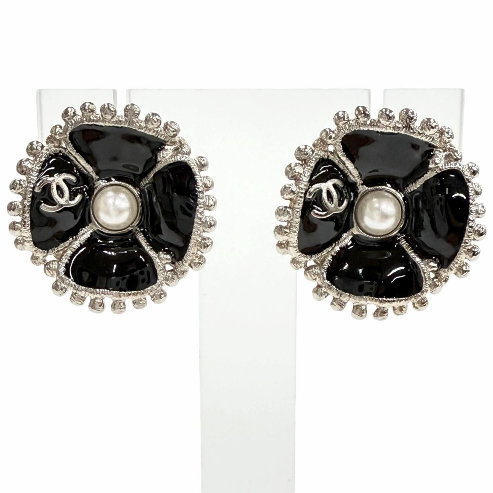 Black women's pearl earrings made in France with silver hardware, black and camellia, Coco Chanel: Black women's pearl earrings made in France with silver hardware, black and camellia, Coco Chanel Made in France, these black pearl earrings feature silver hardware and are adorned with black and