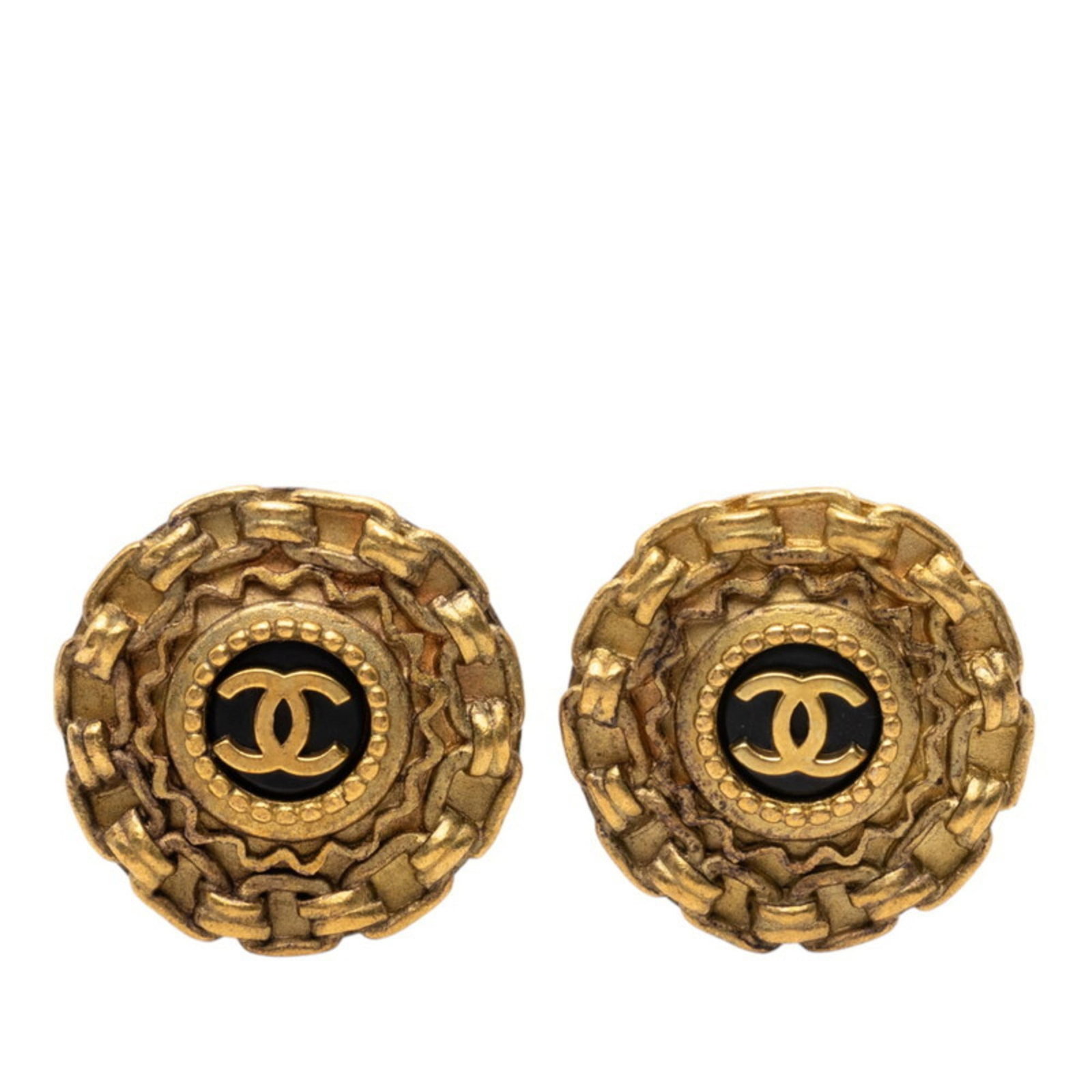 Chanel Clip Earrings: Chanel Clip Earrings Gold clip earrings from Chanel, with traces of usage and minor scratches / dirt. The earrings are in good condition despite showing signs of wear. They bear a signature from the d