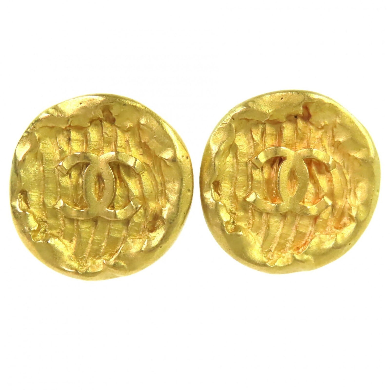 Chanel Clip Earrings: Chanel Clip Earrings Gold Chanel Clip Earrings, in very good condition with hardly any traces of usage. These clip earrings feature the iconic Chanel design and are a great addition to any jewelry