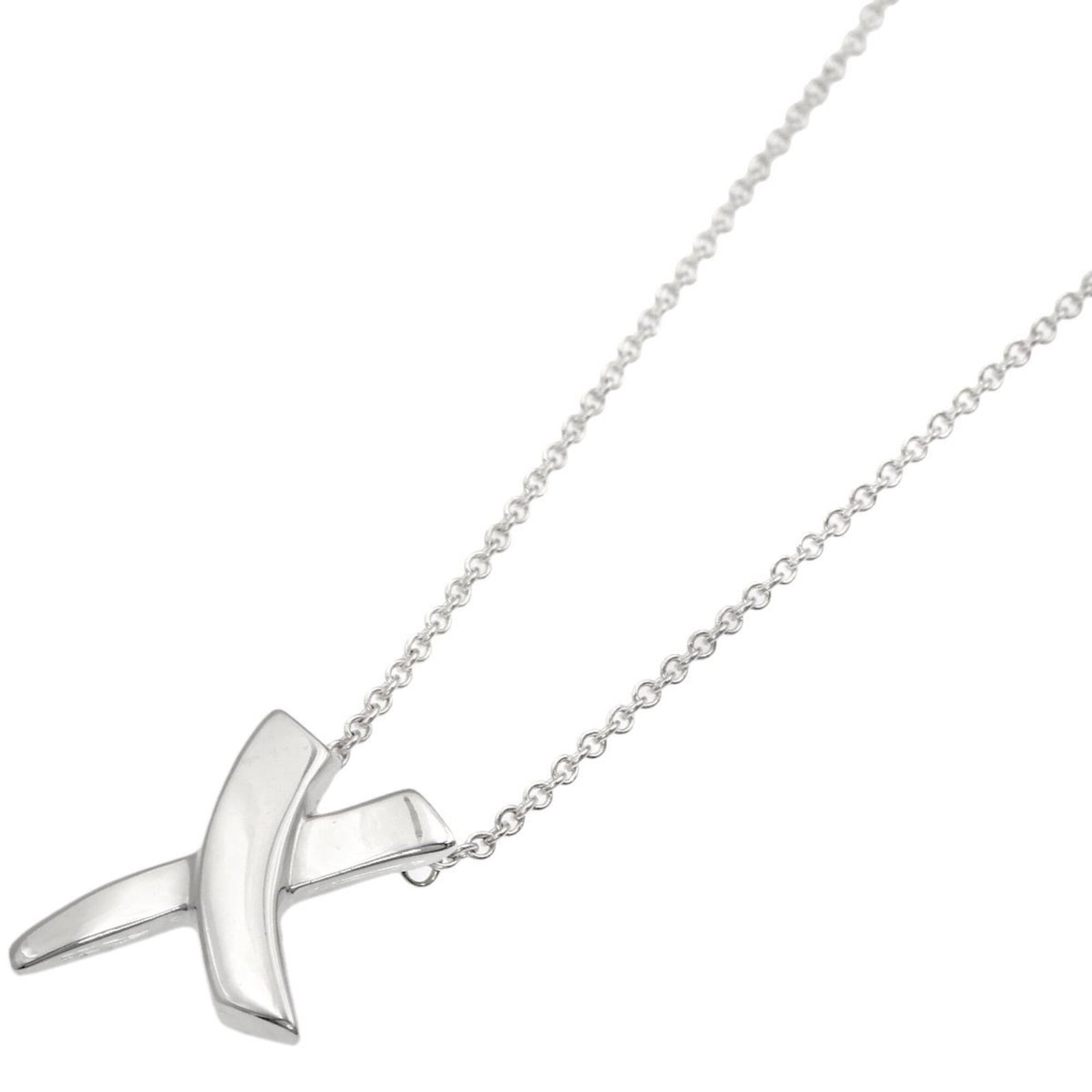 Women's Tiffany & Co. Silver Necklace Kiss: Women's Tiffany & Co. Silver Necklace Kiss Tiffany & Co. Silver Necklace Kiss features a delicate silver pendant with a kiss design, showcasing the iconic Tiffany brand. The necklace has a slender cha