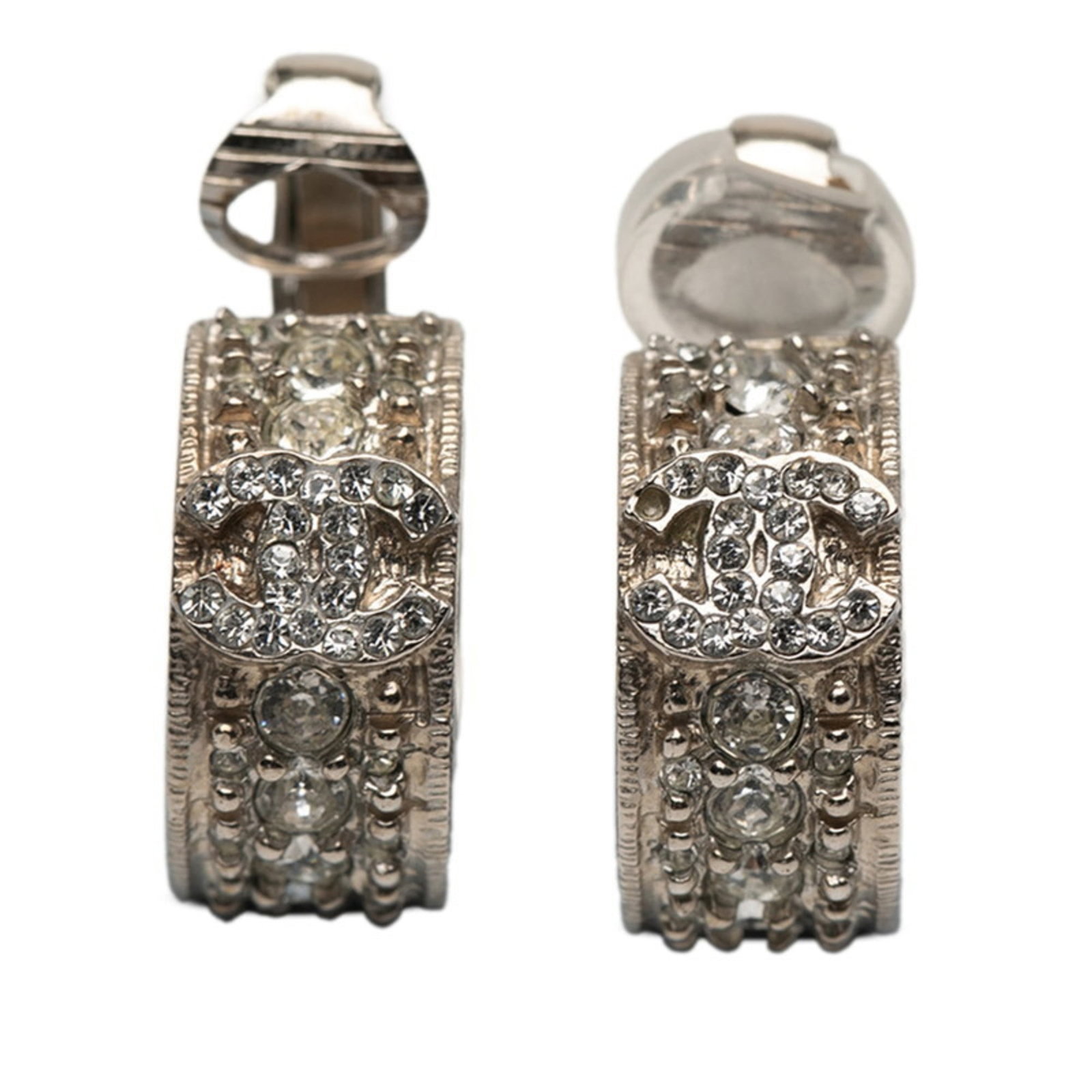 Clip earrings gold plating by Chanel: Clip earrings gold plating by Chanel Clip earrings in gold plating by Chanel, featuring rhinestone stones and measuring 17.60mm x 7.40mm. The item has a used condition with traces of usage,