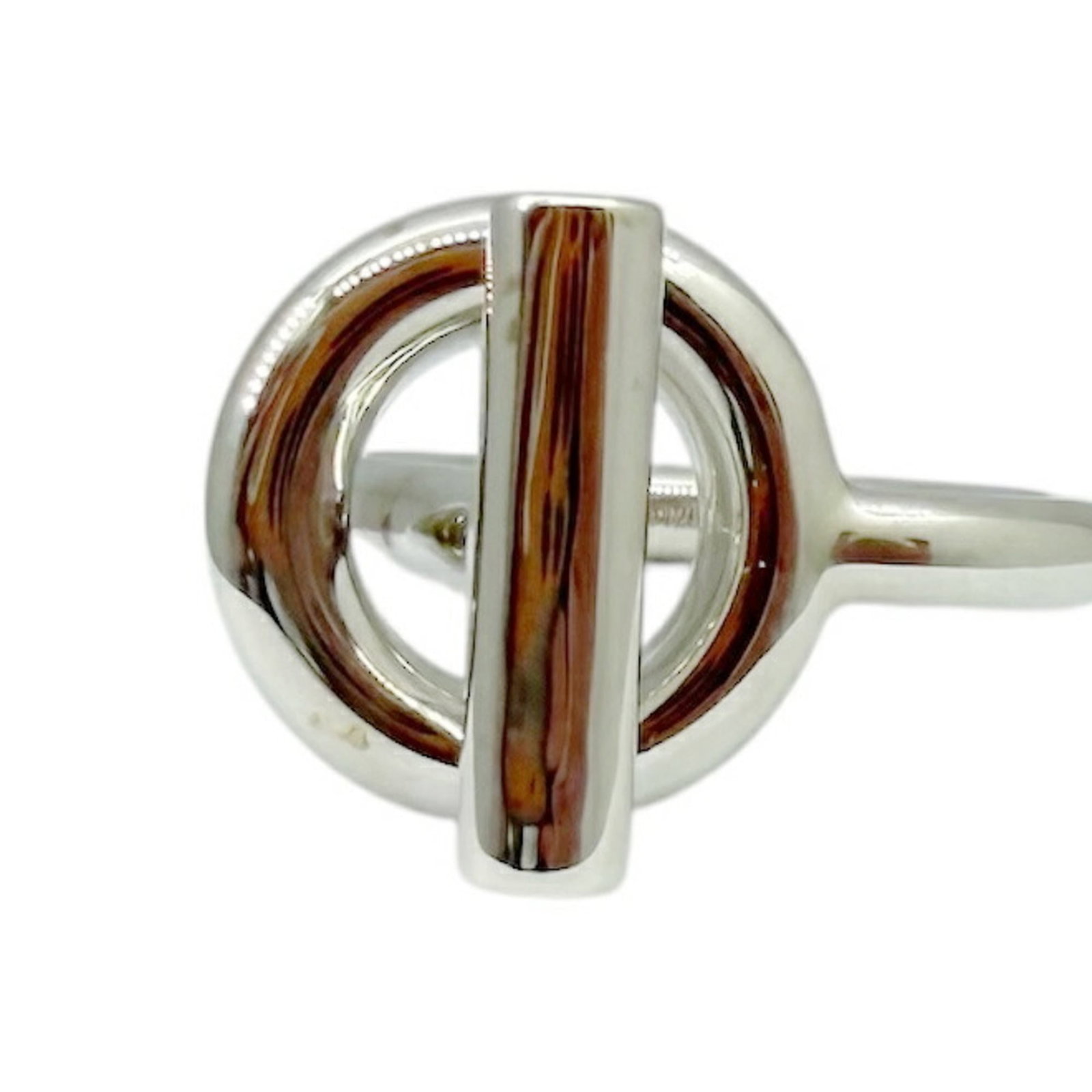 Ring Hermes Silver Band 925: Ring Hermes Silver Band 925 Silver band ring from Hermes, made from high-quality 925 silver. This stylish accessory features a sleek design and bears a signature, adding a touch of elegance to any out