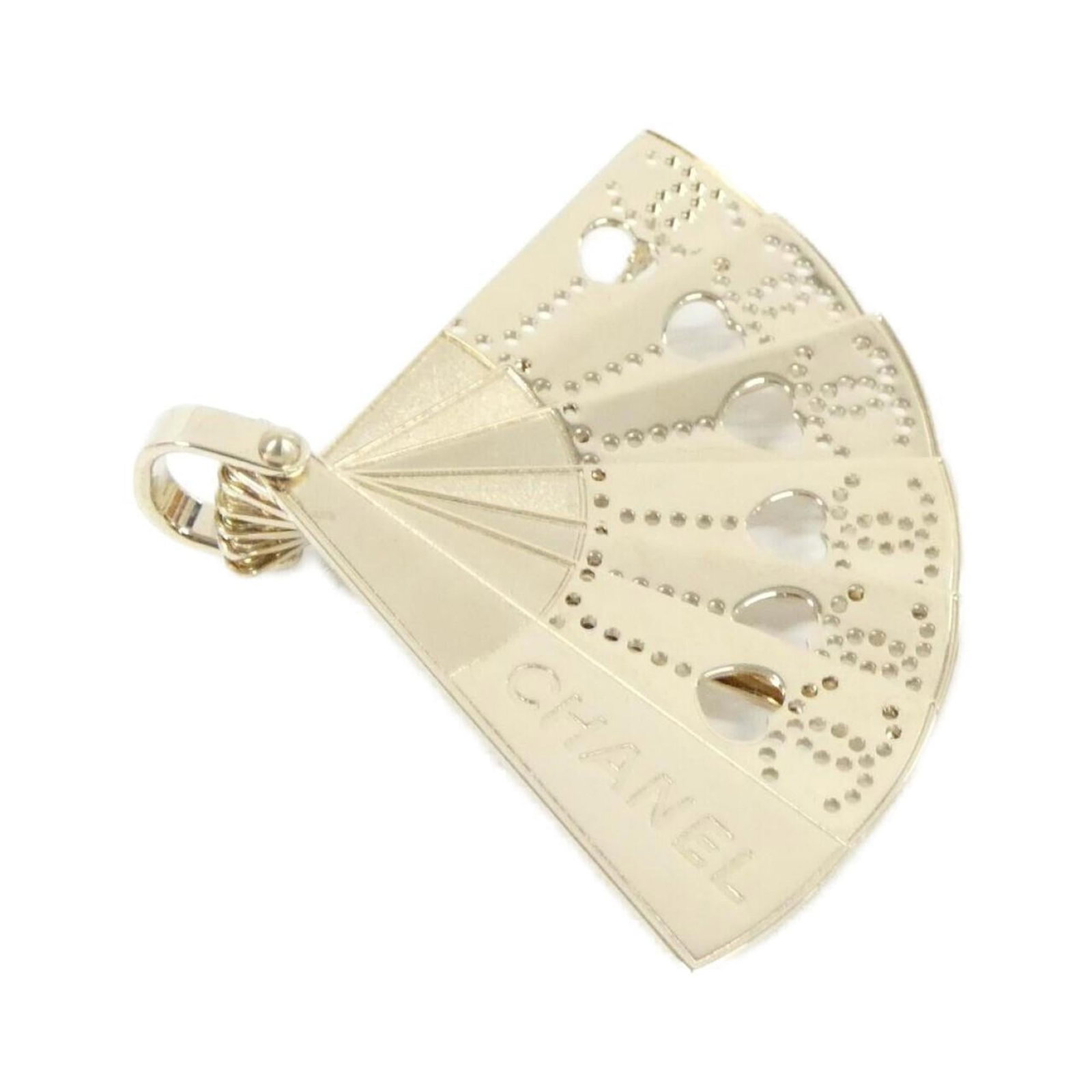 Chanel Brooch: Chanel Brooch This gold Chanel brooch boasts its elegant design, measuring 4.8cm x 6.8cm. With a few traces of usage visible, it still presents itself in very good condition, showcasing some minor scr