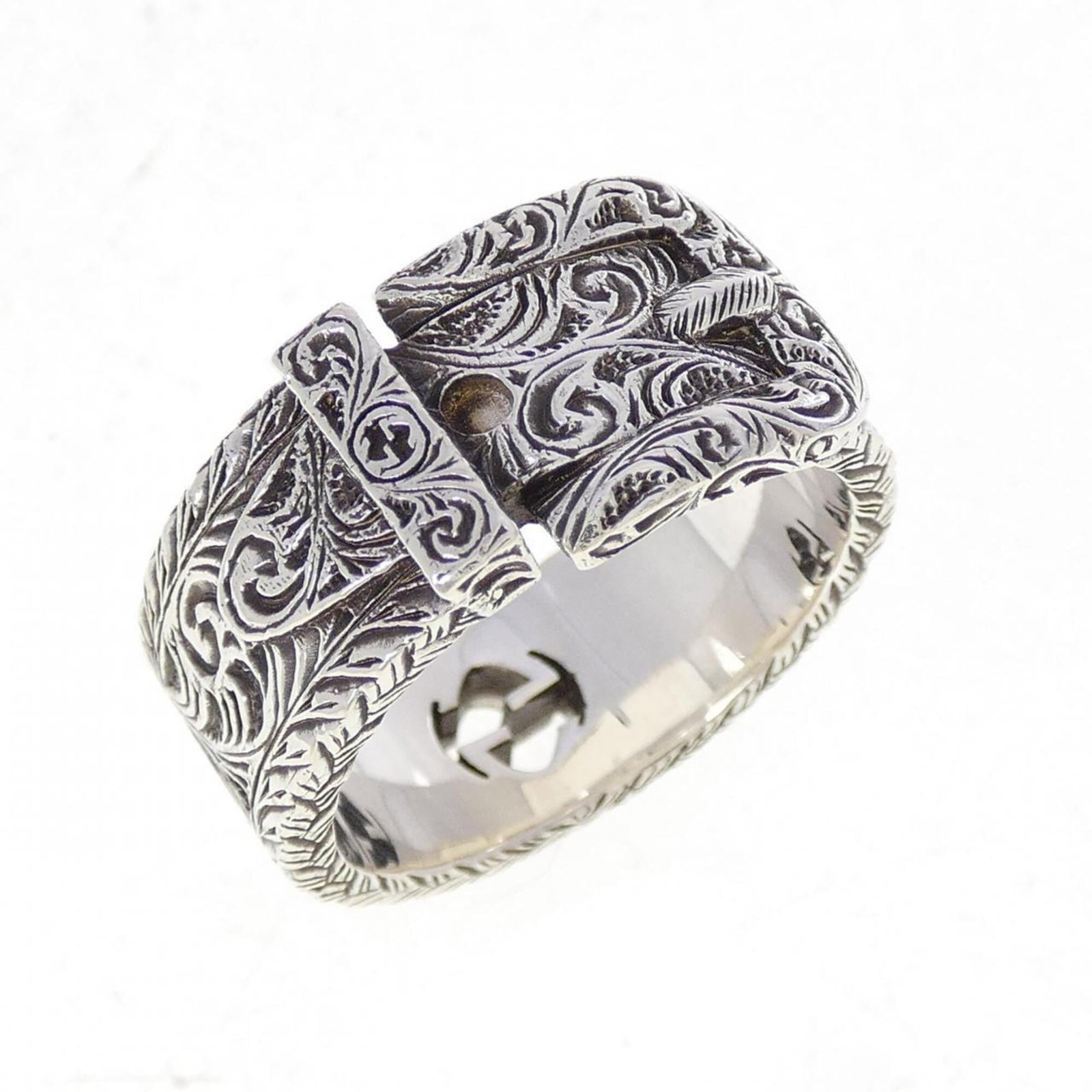 Gucci ring band silver 925: Gucci ring band silver 925 Silver 925 band ring from Gucci, featuring a sleek design with subtle details. The ring shows some signs of wear, including minor scratches and dirt, but remains in very goo