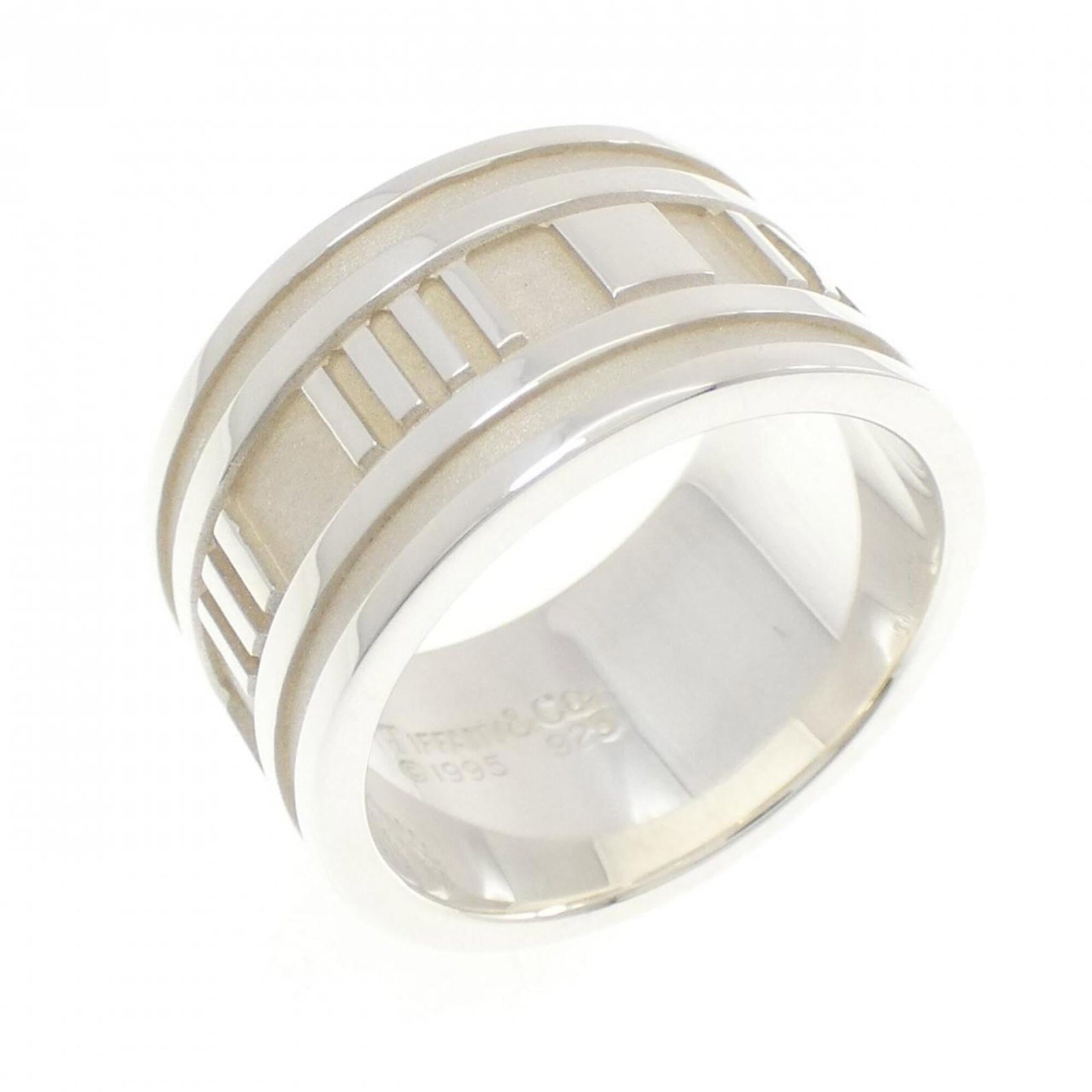 Tiffany Band Ring Silver 925: Tiffany Band Ring Silver 925 The Tiffany Band Ring Silver 925 features a sleek, silver band with a subtle sheen, crafted from high-quality 925 sterling silver. Measuring 11.6mm in width and weighing
