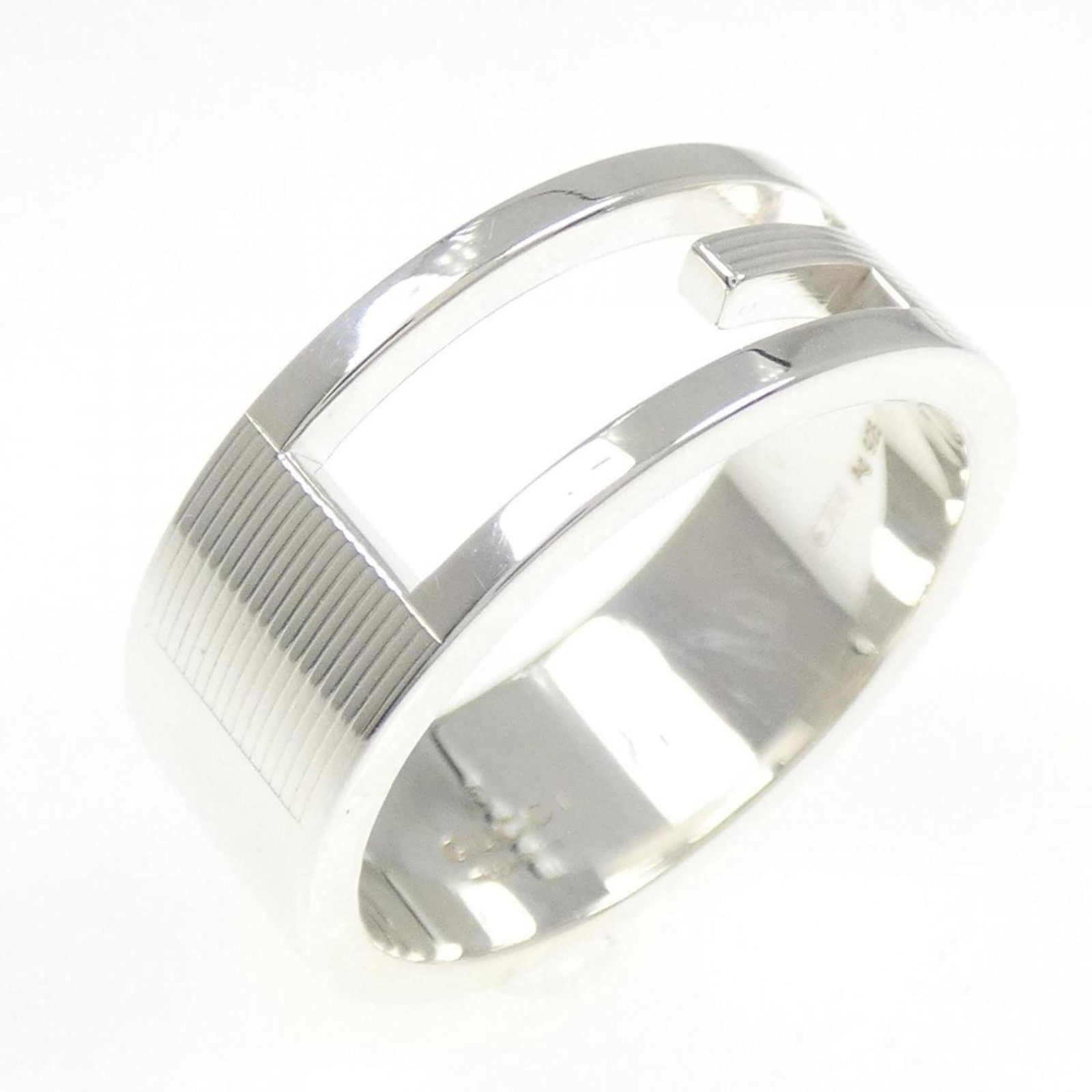 Gucci ring band silver 925: Gucci ring band silver 925 Silver 925 Gucci ring band in excellent condition, bearing the signature of the renowned Italian fashion house. Minor scratches and traces of use can be seen, but overall