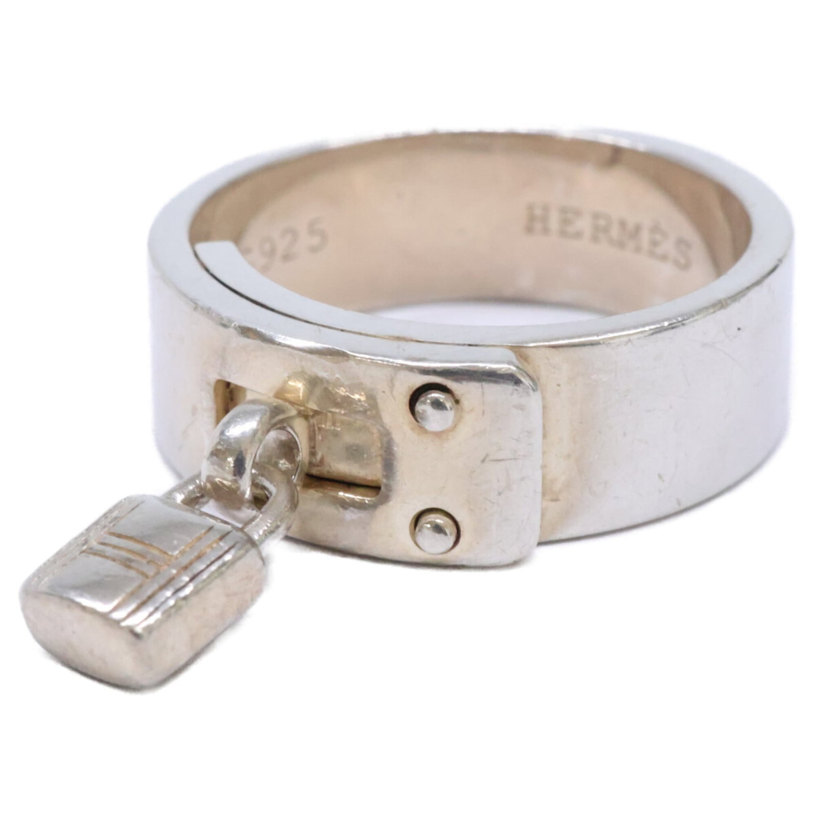 Ring Hermes Silver Band 925: Ring Hermes Silver Band 925 Silver band ring from Hermes, made with high-quality silver (925). This used ring shows signs of wear, including scratches and dirt, but remains in good condition. Item