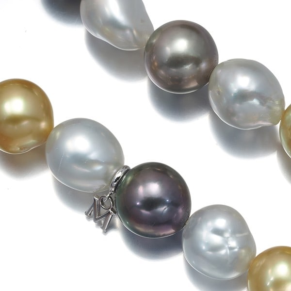 Mikimoto Necklace Golden Black/ South Sea Pearl 10.5-13.2Mm 18K Wg: Mikimoto Necklace Golden Black/ South Sea Pearl 10.5-13.2Mm 18K Wg 18k White Gold Mikimoto Necklace with Golden Black South Sea Pearl. This cultured necklace features a large, luminous South Sea pearl