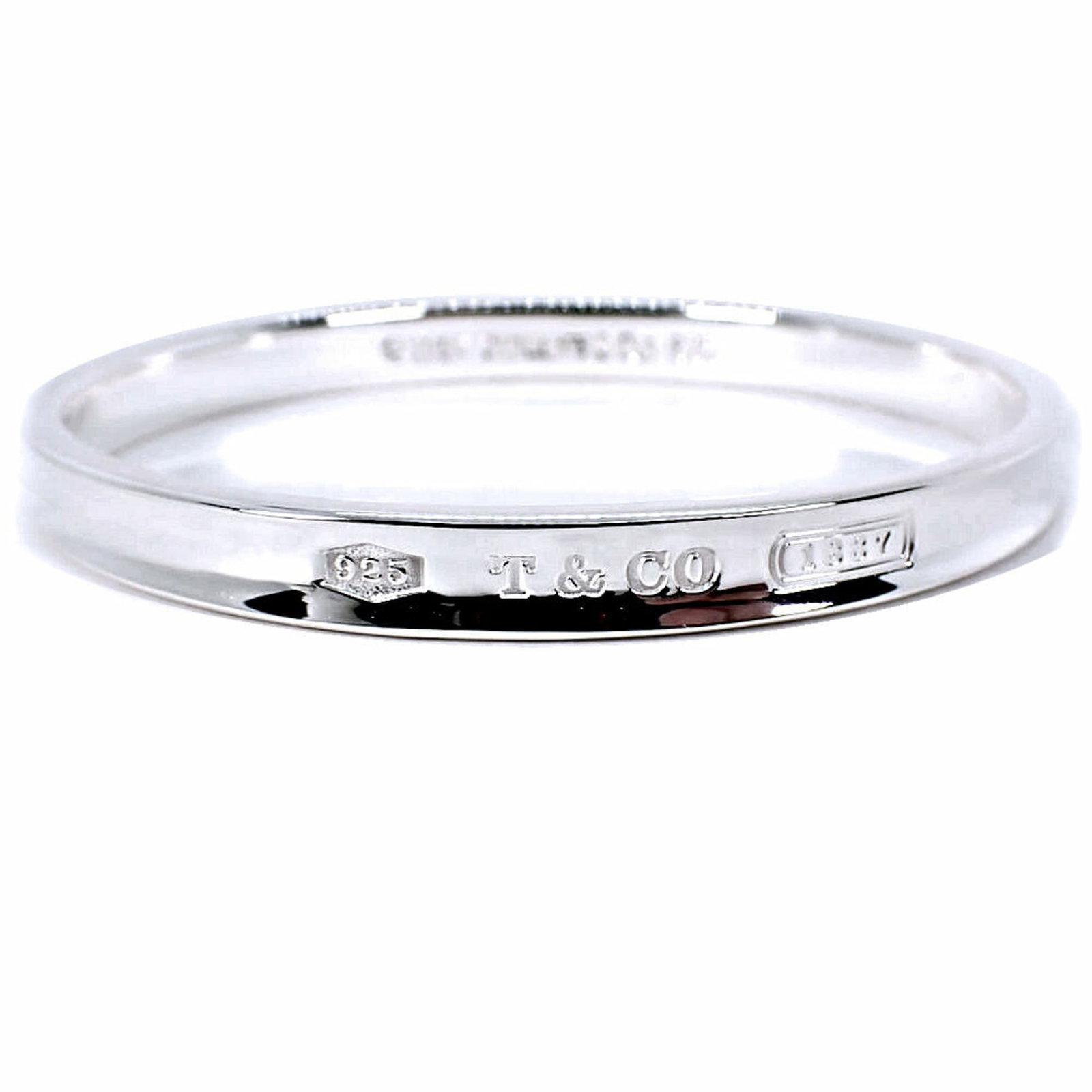 Tiffany Bangle Sterling Silver 925: Tiffany Bangle Sterling Silver 925 Sterling silver bangle with intricate design, bearing a signature. Made from high-quality sterling silver 925, this bangle has a classic Tiffany style that adds eleg
