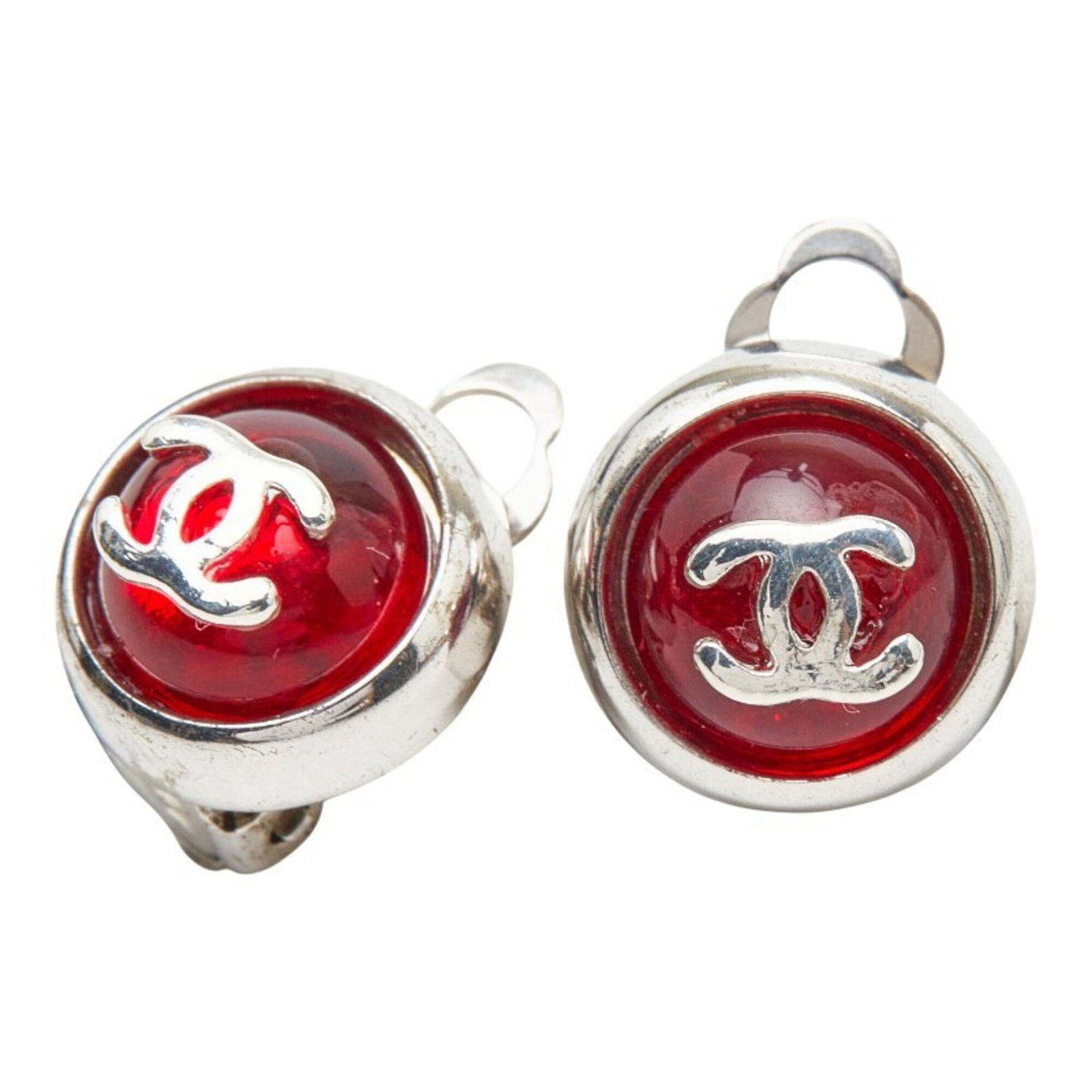 Clip earrings metal by Chanel: Clip earrings metal by Chanel Clip earrings by Chanel in striking red and silver tones, featuring a sleek metal design. With a small size of 13.60mm x 13.60mm, these clip earrings are a compact yet el