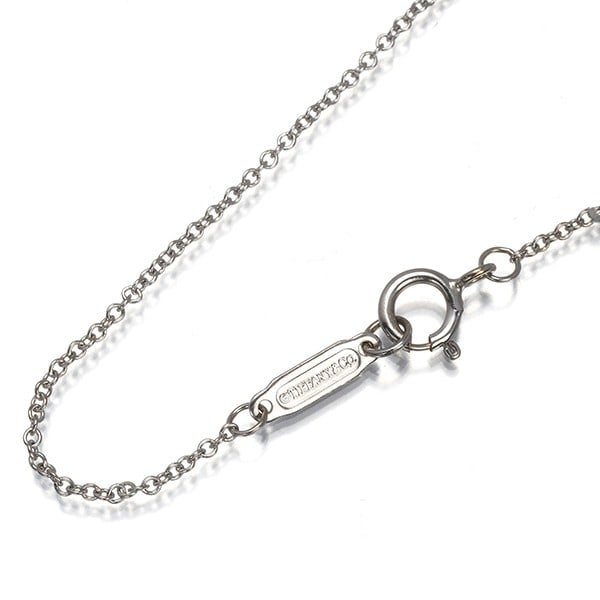 Chain Necklace 51cm White Gold 18K Tiffany&Co: Chain Necklace 51cm White Gold 18K Tiffany&Co Tiffany & Co.'s iconic chain necklace boasts a sleek, 51cm white gold design. Made from 18k metal, this timeless piece showcases the luxury brand's signat