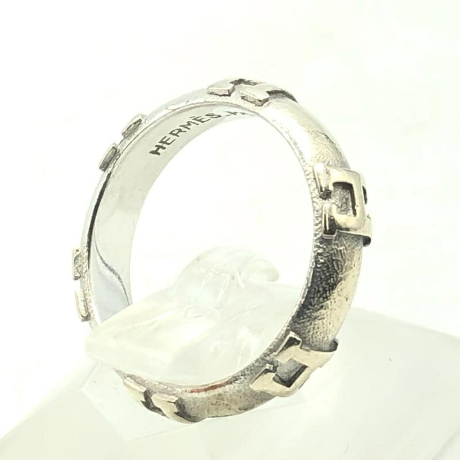 Ring Band Hermes: Ring Band Hermes The Hermes Ring Band features a sleek design with a signature from the artist, adding an extra layer of craftsmanship to its already impressive style. This used band ring is