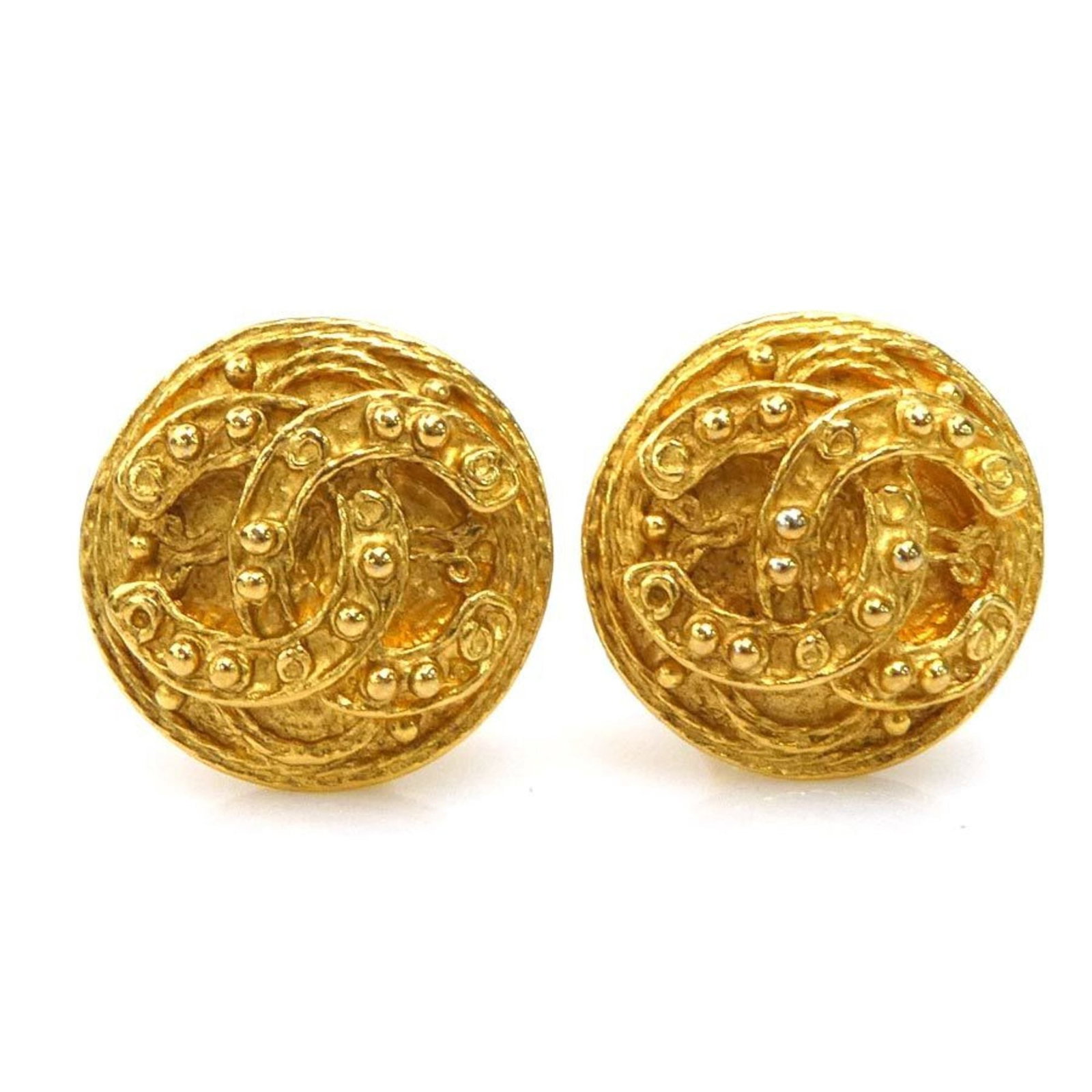 Clip earrings metal by Chanel: Clip earrings metal by Chanel Gold clip earrings by Chanel, bearing traces of usage and minor scratches. These metal earrings are in good condition despite showing signs of wear. The classic design