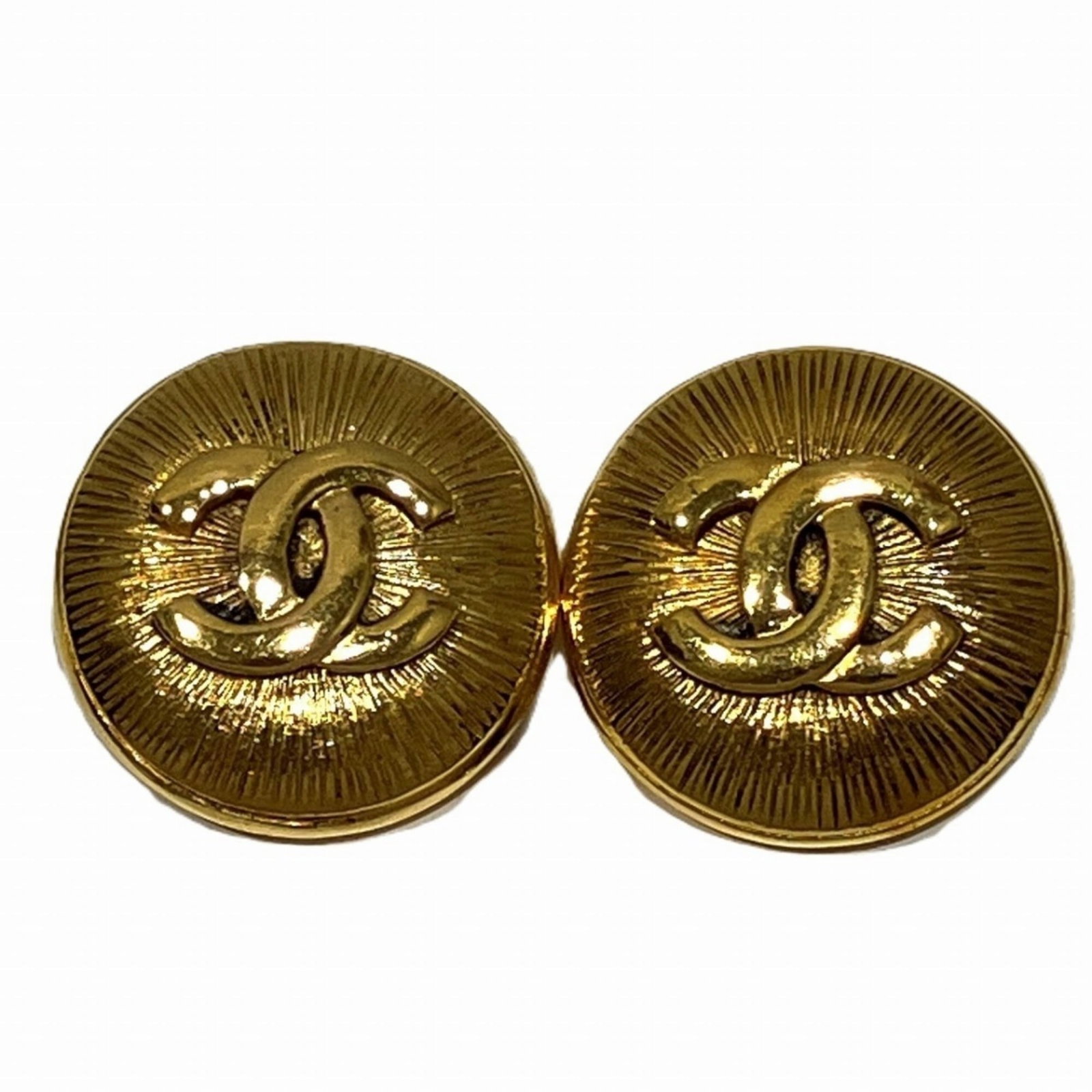 Clip earrings gold plating by Chanel: Clip earrings gold plating by Chanel Clip earrings in gold plating by Chanel, bearing traces of usage and minor scratches. Weighing approximately 35.6g, these clip earrings showcase the brand's signat