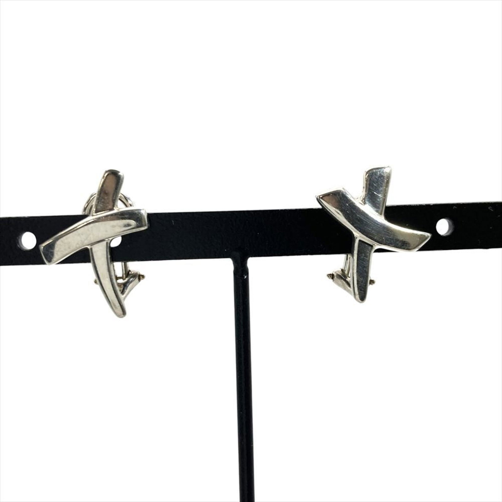 Silver clip earrings Tiffany: Silver clip earrings Tiffany Silver clip earrings with a classic Tiffany design, featuring a sleek silver 925 material and a timeless aesthetic. The earrings have a subtle presence on the earlobe, mak