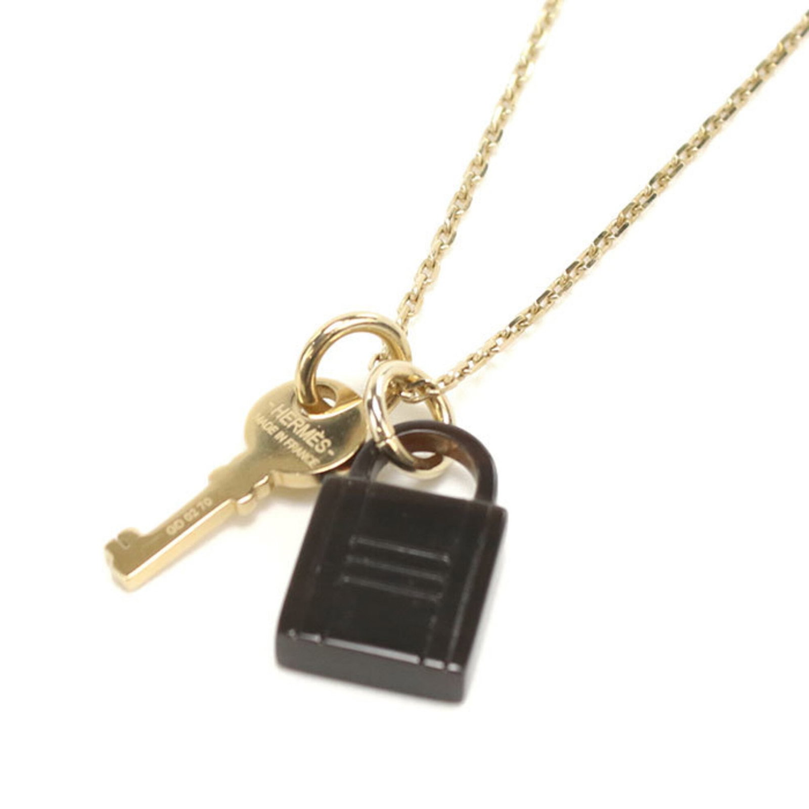 Hermes Amulet Padlock Pm Necklace For Women Gold: Hermes Amulet Padlock Pm Necklace For Women Gold Gold-plated Hermes Amulet Padlock Pendant Necklace for Women, featuring an 18mm x 12mm amulet pendant suspended from a gold chain with a 48 cm length.
