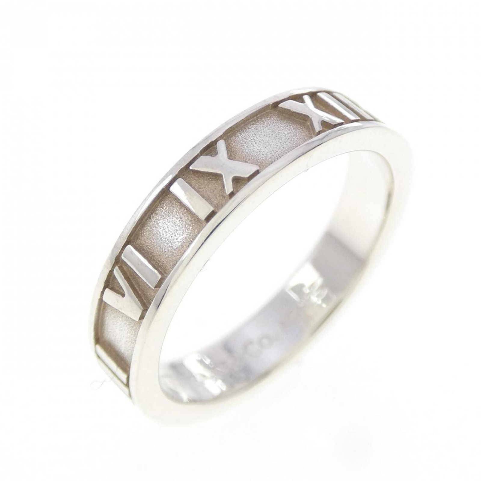 Tiffany Band Ring Silver 925: Tiffany Band Ring Silver 925 Silver 925 band ring from Tiffany, featuring a sleek design. Made from high-quality silver, this ring is in like new condition with hardly any signs of wear. A nice, used