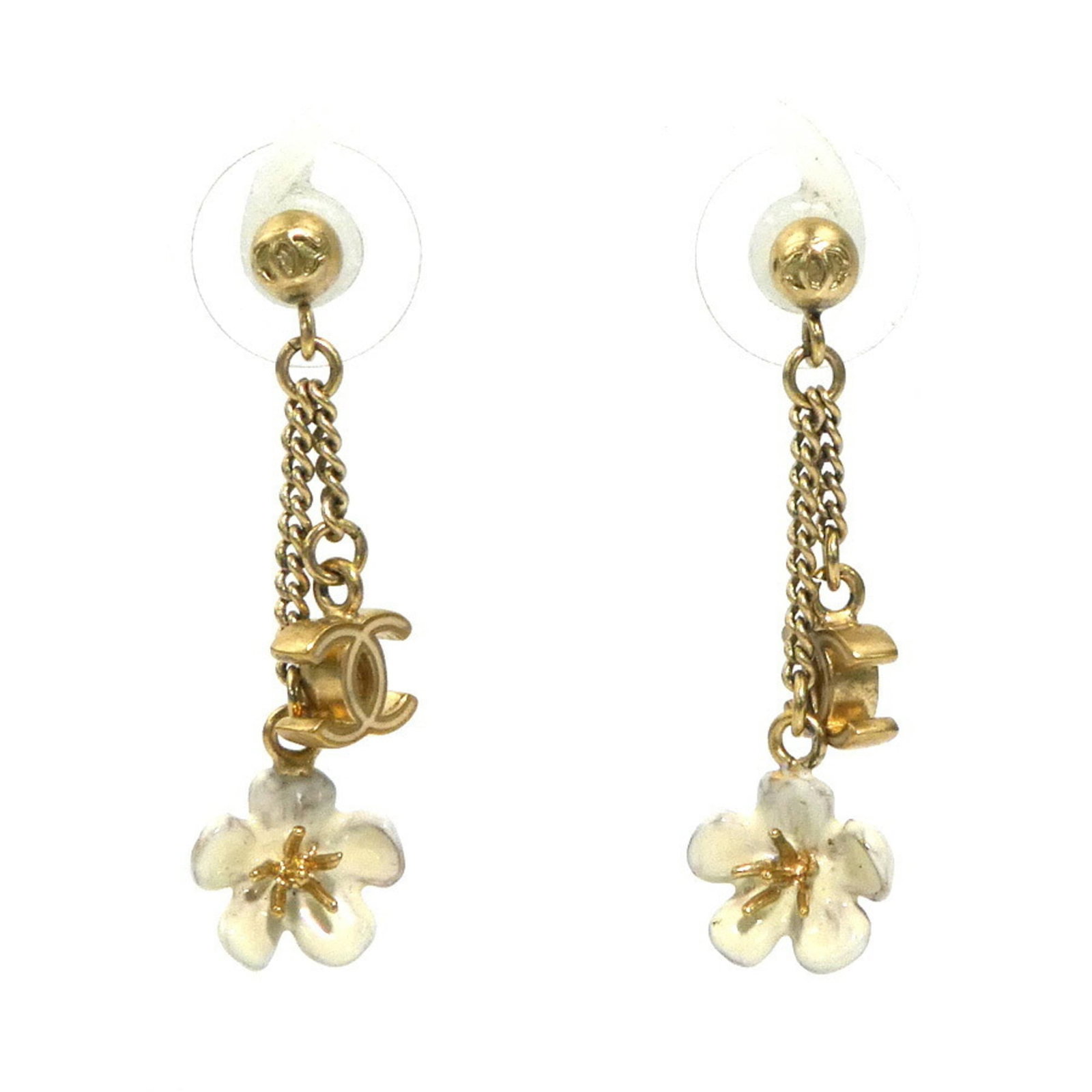 Drop earrings metal by Chanel: Drop earrings metal by Chanel Gold and white metal drop earrings from Chanel, bearing traces of usage with minor scratches and dirt. The condition reflects typical wear, but the iconic design remains