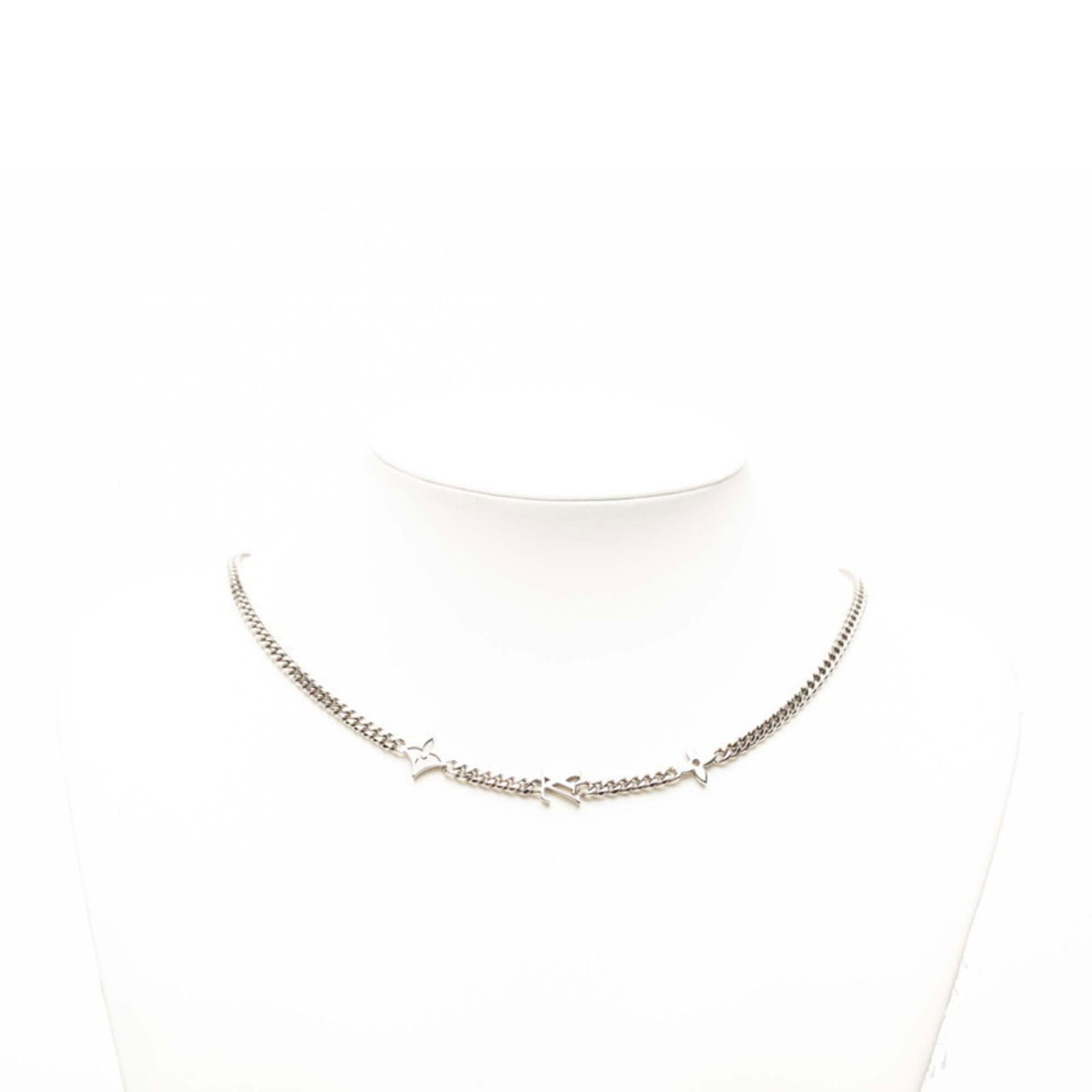 Louis Vuitton Monogram Raw Flower Motif Chain Necklace M01490 Silver Metal Women'S Louis Vuitton: Louis Vuitton Monogram Raw Flower Motif Chain Necklace M01490 Silver Metal Women'S Louis Vuitton Monogram Raw Flower Motif Chain Necklace in silver metal, featuring the iconic Louis Vuitton design.