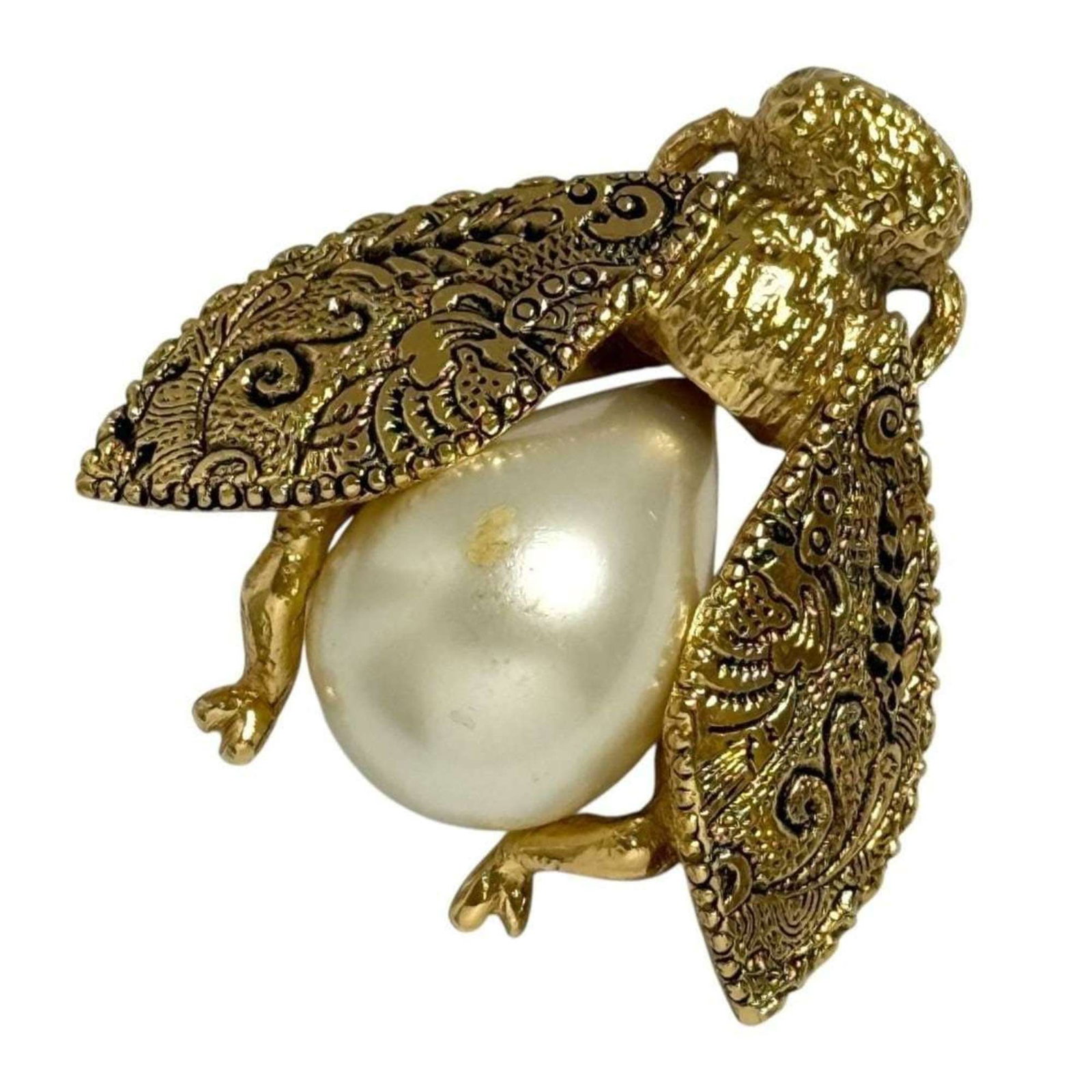 Metal Pearl Artificial Brooch Christian Dior: Metal Pearl Artificial Brooch Christian Dior Metal Pearl Artificial Brooch by Christian Dior boasts an elegant design featuring artificial pearl accents, showcasing the brand's signature style. With i