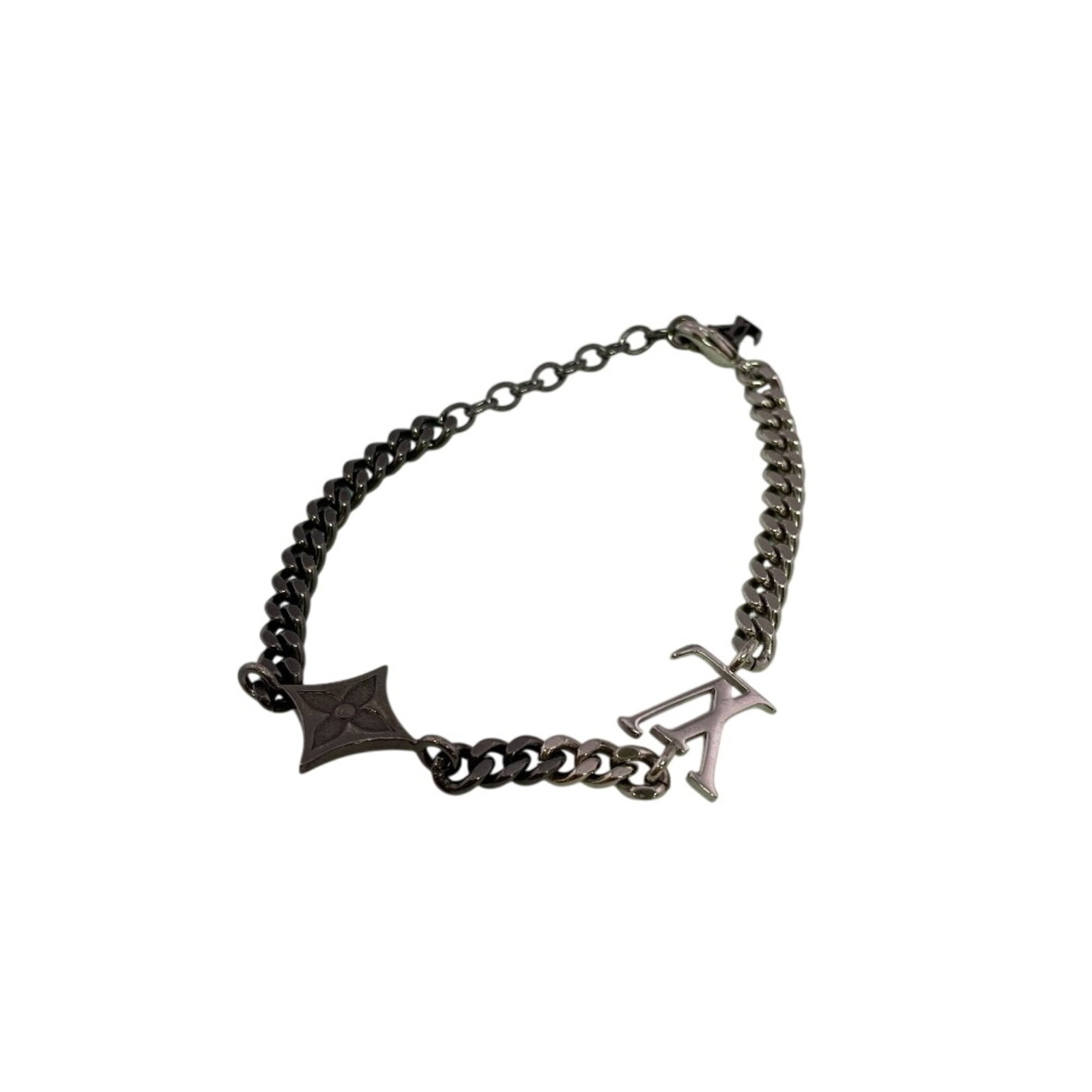 Charm of Louis Vuitton Metal: Charm of Louis Vuitton Metal Silver Louis Vuitton Metal Charm Bracelet, 21.5cm in length, bears a few traces of usage and some scratches/dirt, but remains in very good condition. This used charm