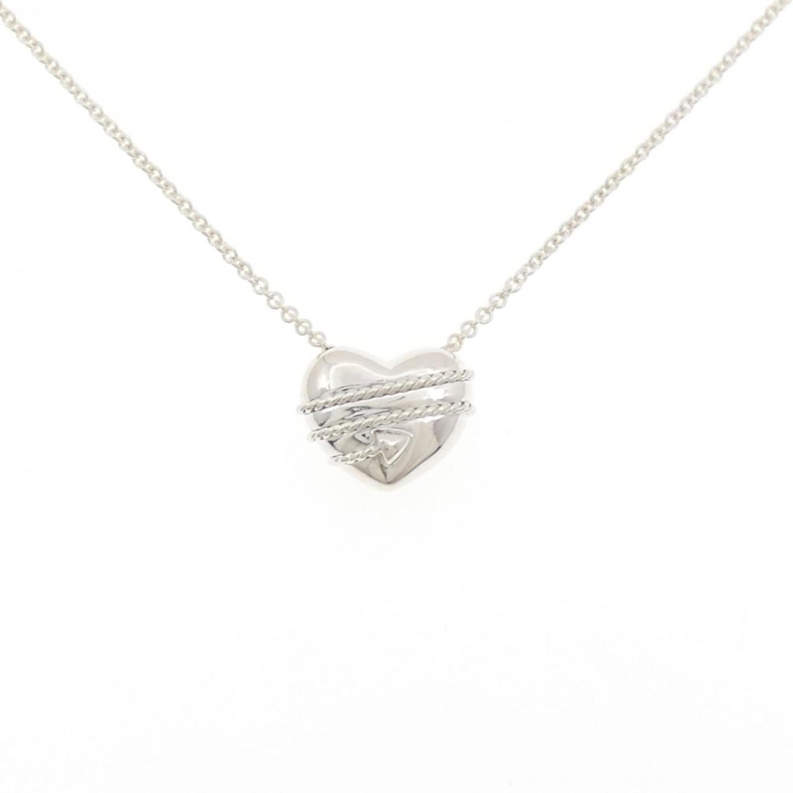 Tiffany & Co. 925 Necklace: Tiffany & Co. 925 Necklace Tiffany & Co. 925 Necklace features a sterling silver pendant with a 46 cm chain, measuring 12.4mm x 15.2mm in size. The necklace has been used and shows some signs of wear,