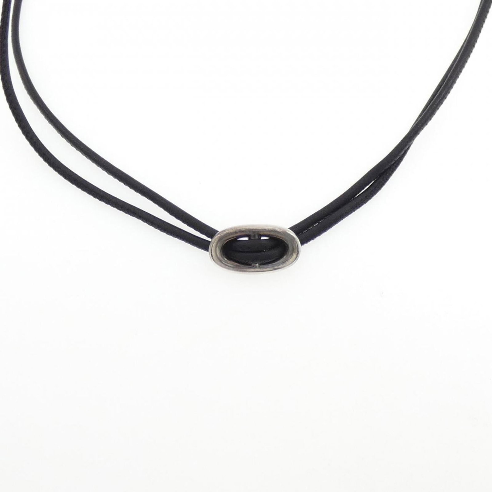 Hermes necklace 925: Hermes necklace 925 This Hermes necklace features sterling silver construction and bears a signature, made from durable 925 material. With a comfortable neck circumference of 41 cm, it's designed to p