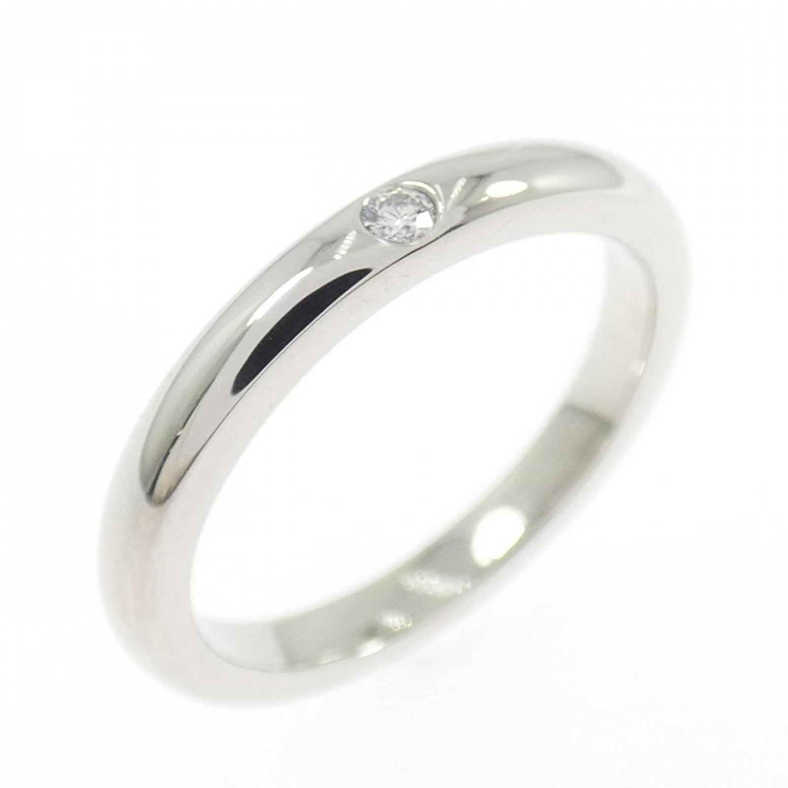 Platinum ring by Tiffany band: Platinum ring by Tiffany band Platinum ring by Tiffany features a band style design made from high-quality platinum. The item shows signs of usage, with a few scratches and dirt visible, but remains i