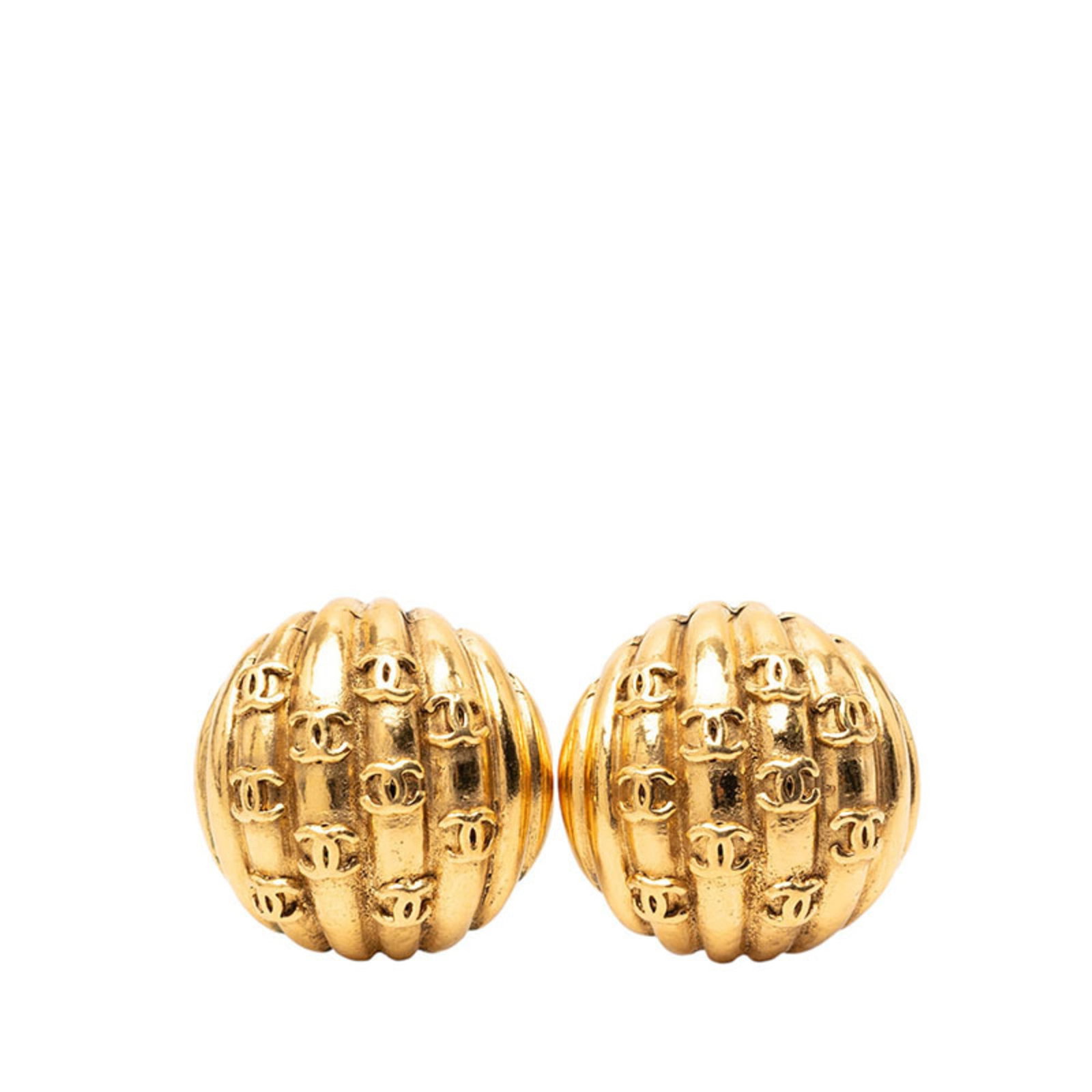 Chanel Clip Earrings: Chanel Clip Earrings Chanel Clip Earrings in Gold feature a timeless design, showcasing the iconic interlocking CC motif. With a size of 27.00mm x 27.00mm, these earrings are a compact yet elegant acc