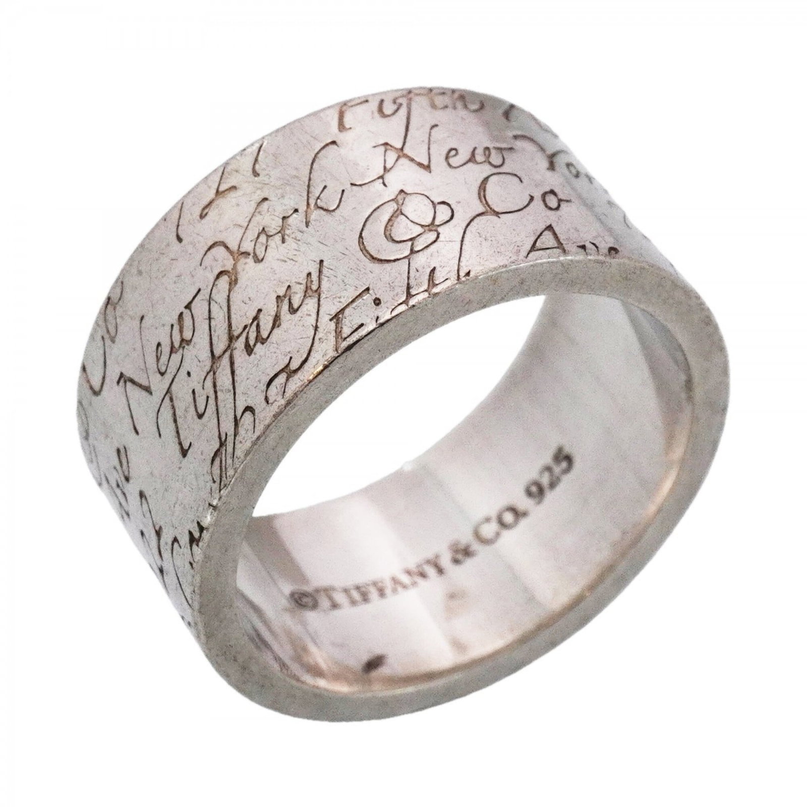 Tiffany Band Ring Silver 925: Tiffany Band Ring Silver 925 Silver 925 Tiffany Band Ring in Women's Size 7, with Traces of Usage and Minor Scratches. This used band ring features the iconic Tiffany brand and is made from durable si