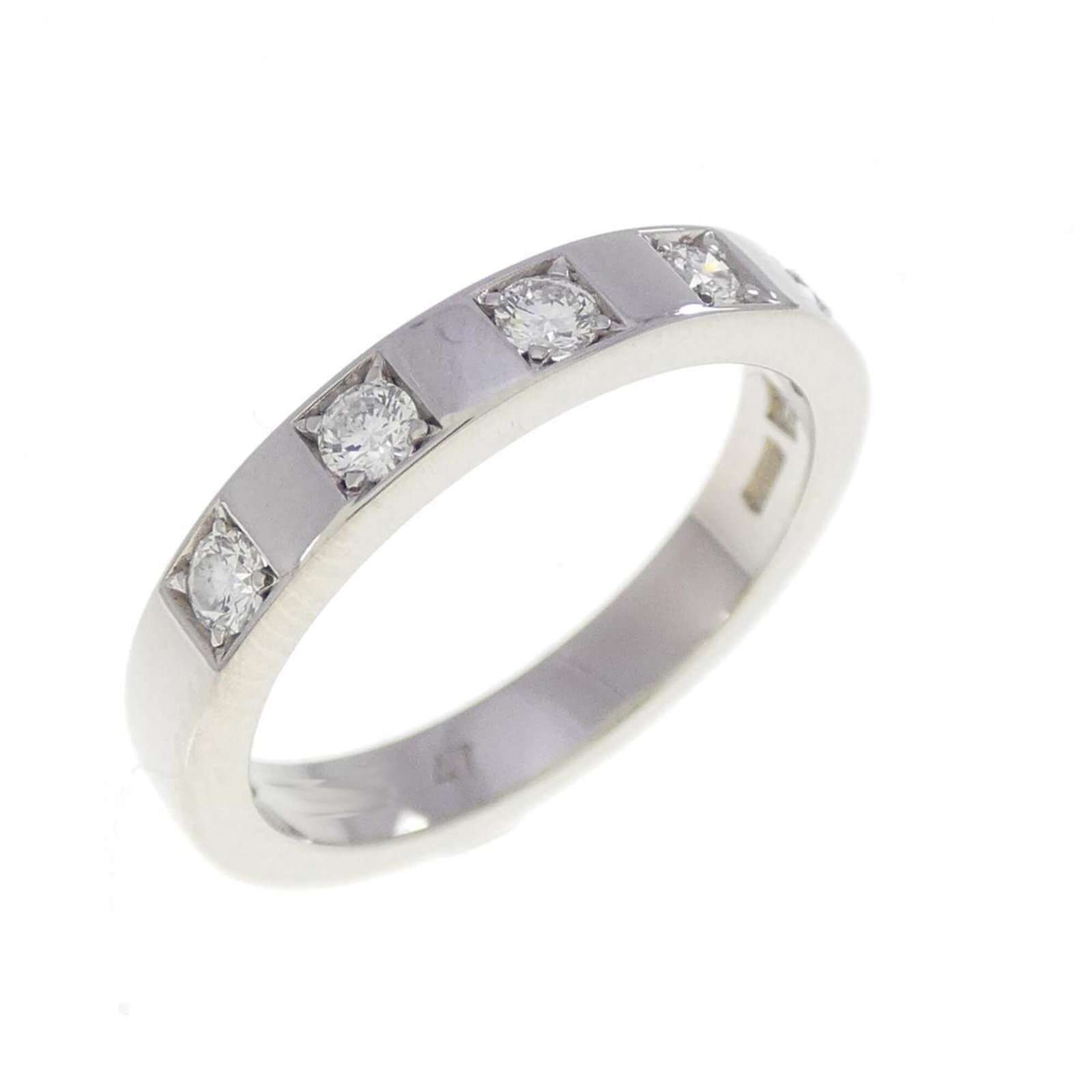 Ring in platinum 950 by Bvlgari: Ring in platinum 950 by Bvlgari Platinum 950 band ring from Bvlgari, featuring a sleek design in high-quality platinum alloy. This used ring shows some signs of wear, including minor scratches and tra