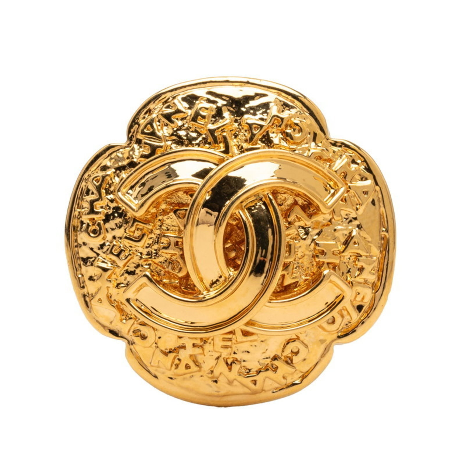 Chanel Brooch: Chanel Brooch Gold Chanel Brooch, measuring 3.84cm x 3.86cm, bears a few traces of usage and minor scratches/dirt. The brooch is in very good condition, with some signs of wear visible. A classic piec