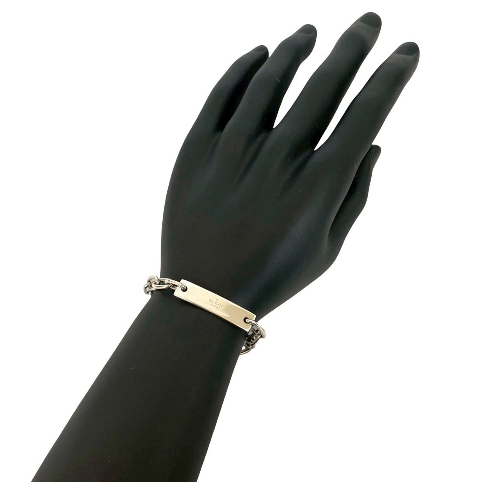 Gucci Charm Bracelet Silver 925: Gucci Charm Bracelet Silver 925 Silver 925 charm bracelet from Gucci, featuring a classic design with subtle wear. The piece measures 17cm in length and displays some traces of usage, including minor 
