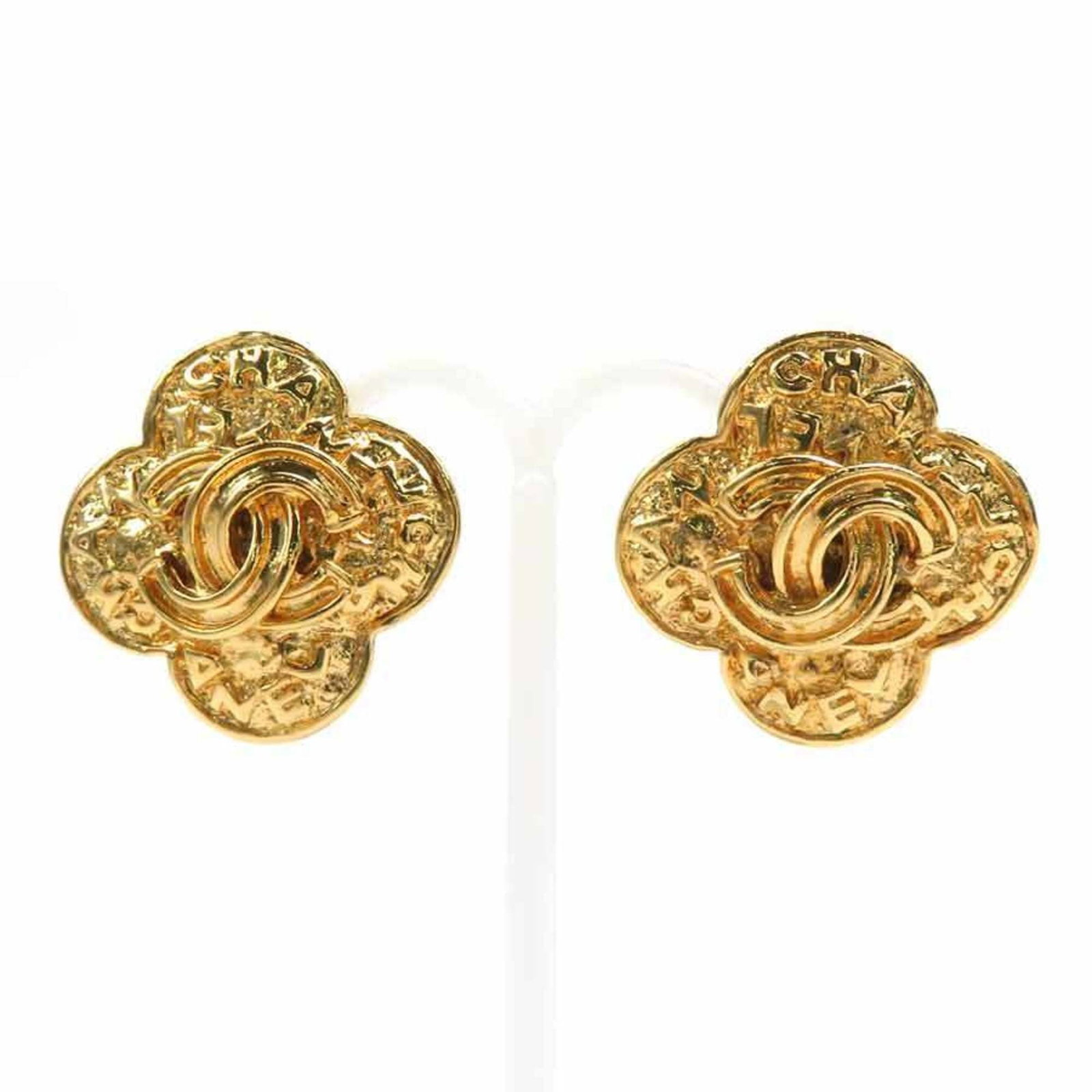 Clip earrings metal by Chanel: Clip earrings metal by Chanel Gold clip earrings by Chanel, featuring a classic design with metal construction and a subtle gold finish. The earrings measure 30mm x 30mm and show signs of gentle