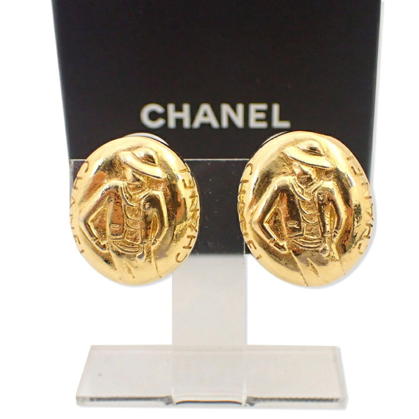 Clip earrings gold plating by Chanel: Clip earrings gold plating by Chanel Clip earrings with gold plating from the renowned fashion brand Chanel, featuring a sleek and modern design. The delicate size and subtle details make them a