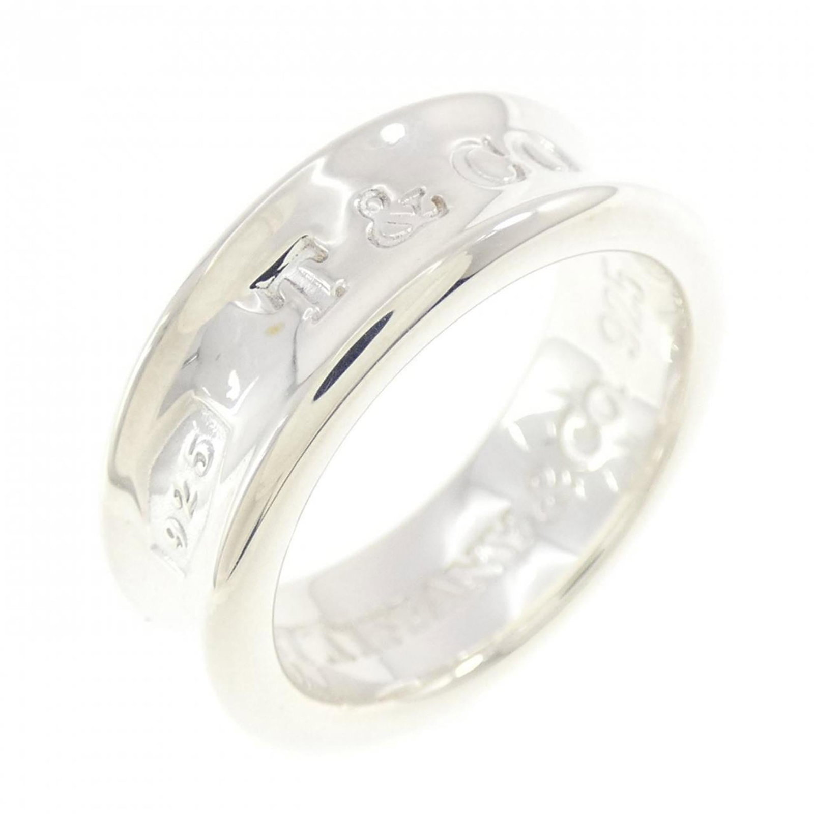 Tiffany Band Ring Silver 925: Tiffany Band Ring Silver 925 Silver band ring from Tiffany featuring 925 sterling silver material, available in size 5.5 and width 6.7mm. The ring bears some scratches and minor dirt, but remains in
