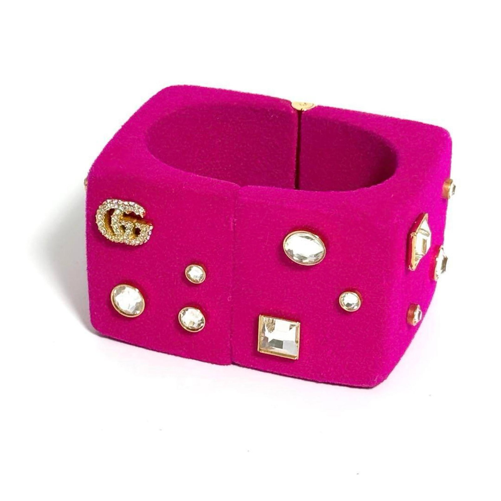 Metal Rhinestone Bangle Gucci: Metal Rhinestone Bangle Gucci This Gucci metal rhinestone bangle boasts intricate details and a touch of luxury. The 18cm length features a mix of metal and sparkling rhinestones, adding visual intere