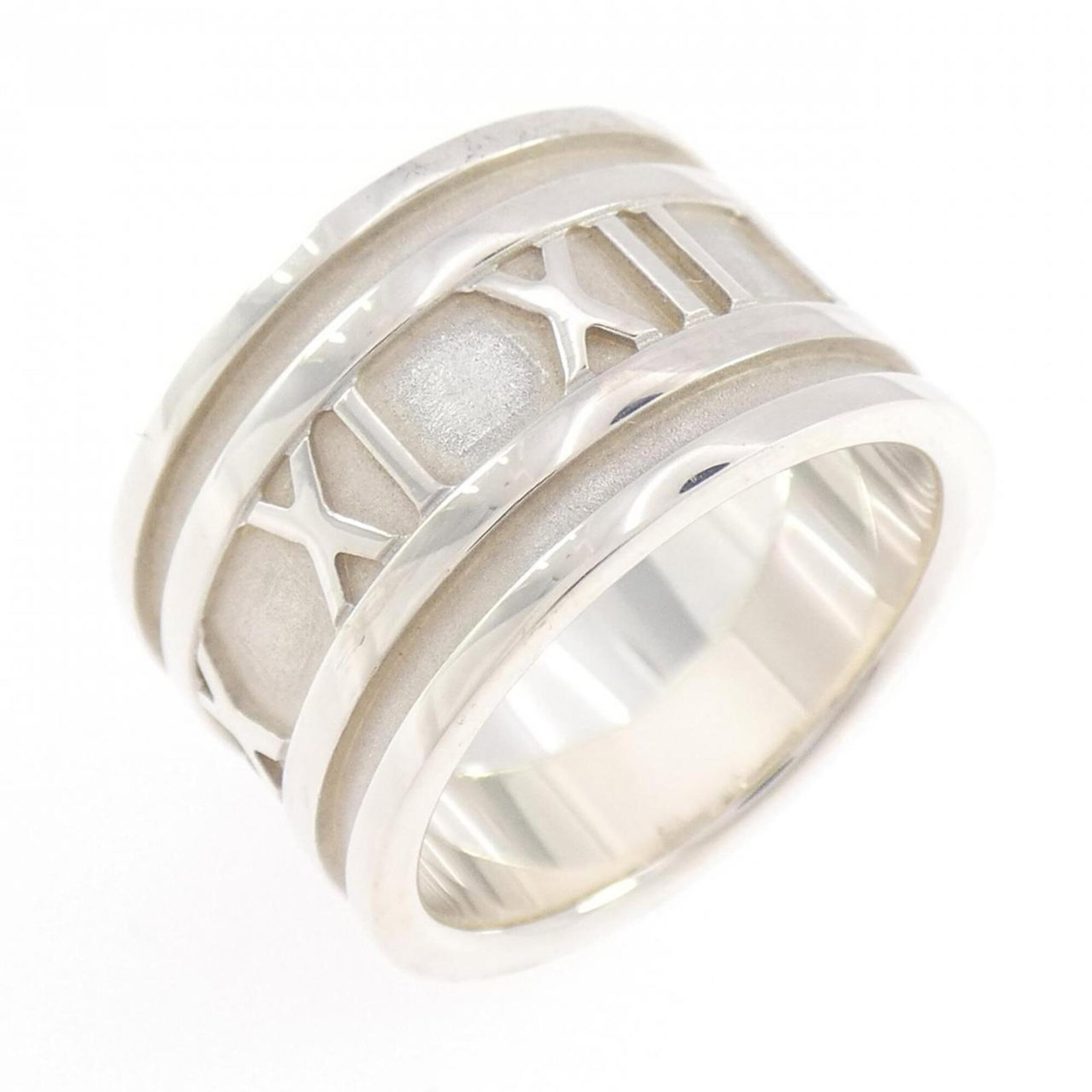 Tiffany Band Ring Silver 925: Tiffany Band Ring Silver 925 Silver 925 band ring from Tiffany, featuring a classic design with a few traces of usage visible. The ring shows some minor scratches and dirt but remains in very good