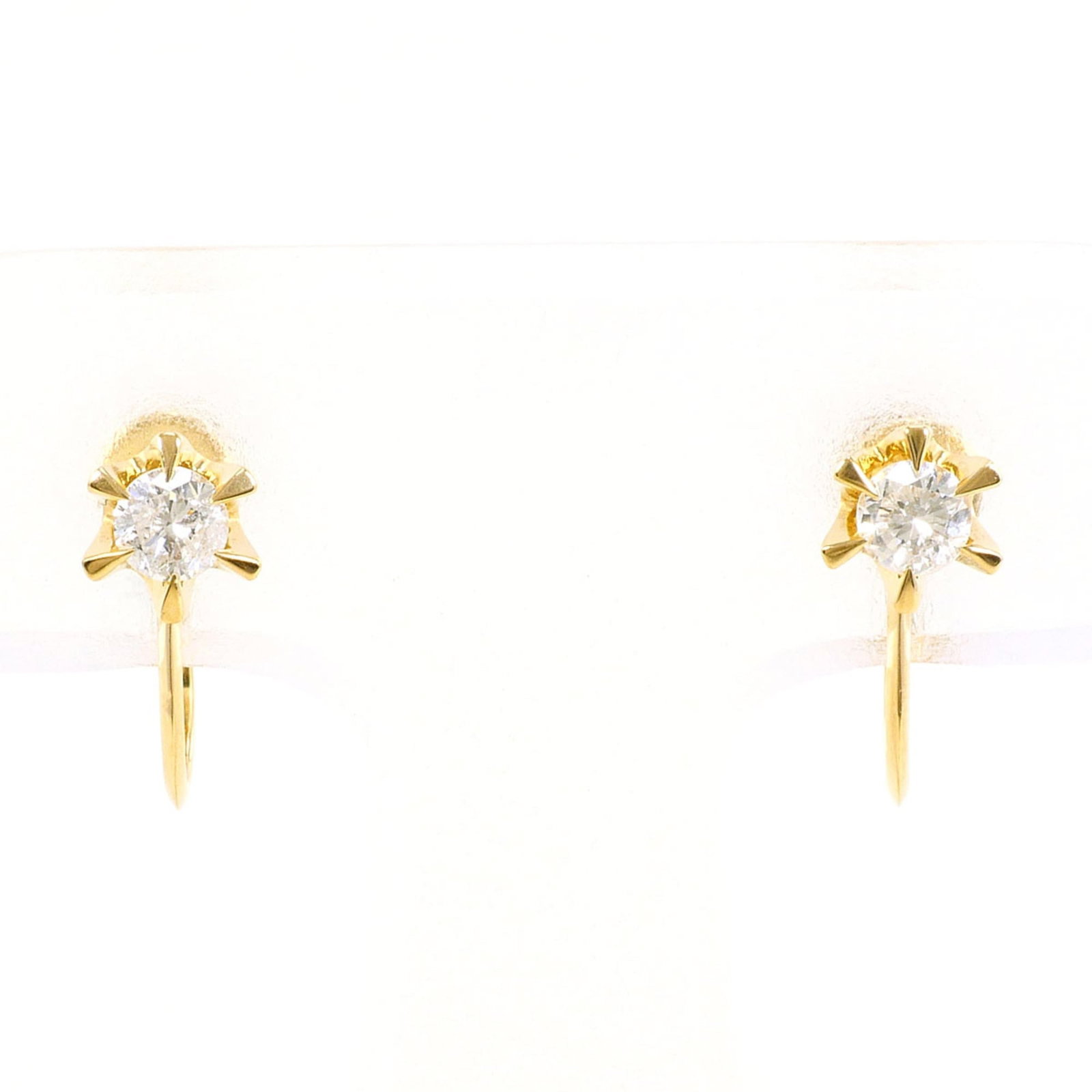 Clip earrings yellow gold 18k unbranded: Clip earrings yellow gold 18k unbranded Yellow gold 18k clip earrings with a diamond weight of 0.14 carats, showcasing the subtle warmth and elegance of 18k yellow gold. These clip earrings have been 