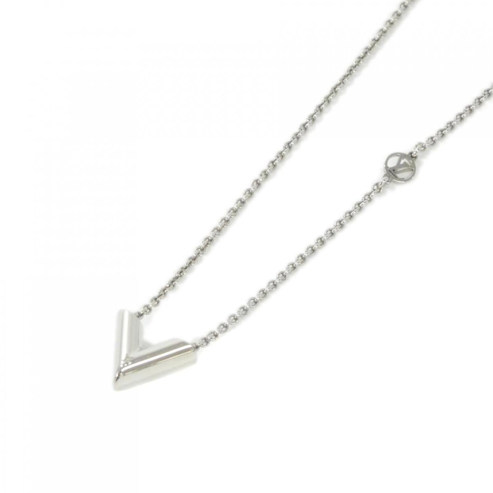 Louis Vuitton necklace Essential M63197: Louis Vuitton necklace Essential M63197 Silver Louis Vuitton necklace with a 13mm x 16mm pendant, suitable for women with neck circumferences between 15.35'' and 17.71''. The necklace bears a few trac