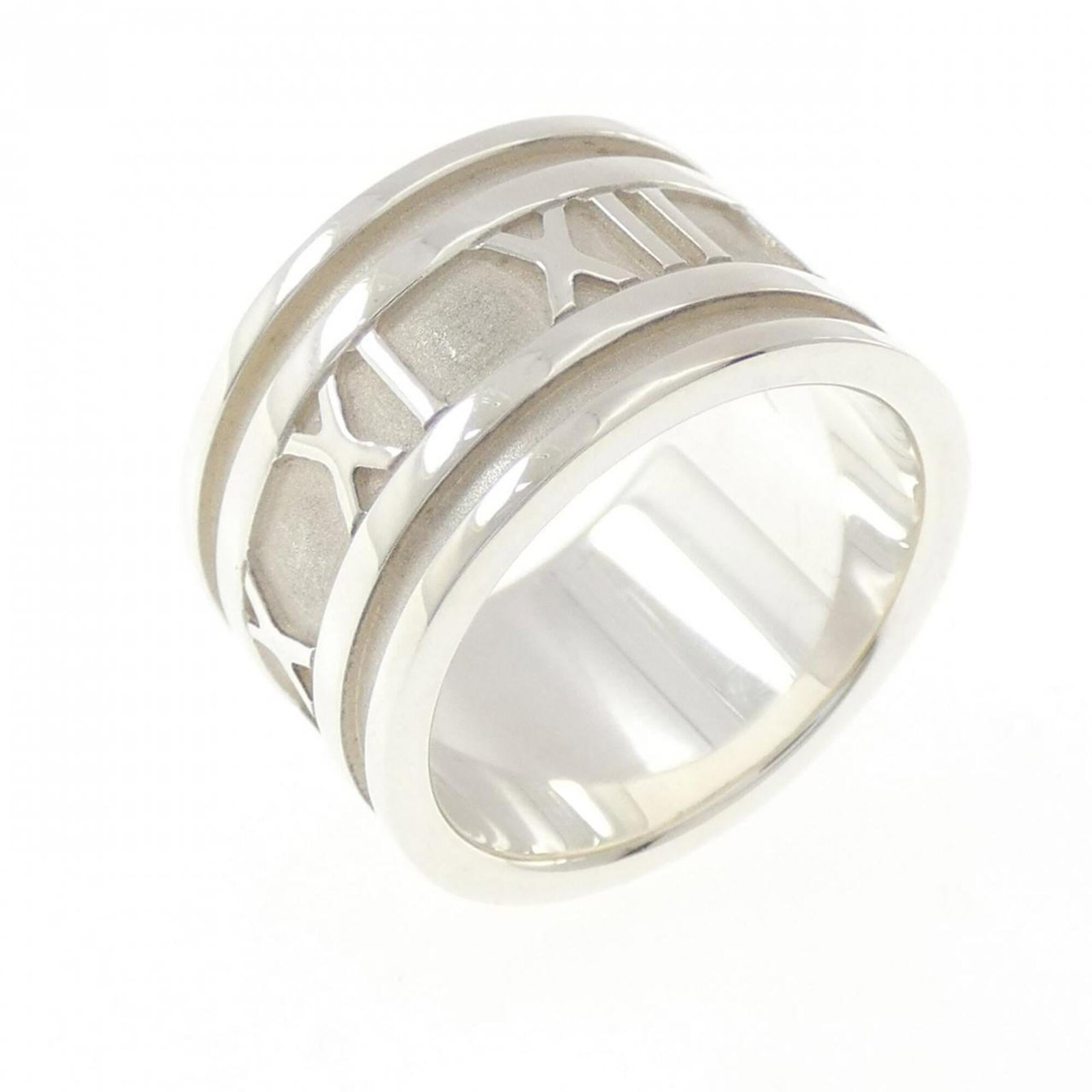 Tiffany Band Ring Silver 925: Tiffany Band Ring Silver 925 Silver 925 band ring from Tiffany, featuring a sturdy and elegant design. This used item has hardly any traces of usage, making it look like new. The silver material