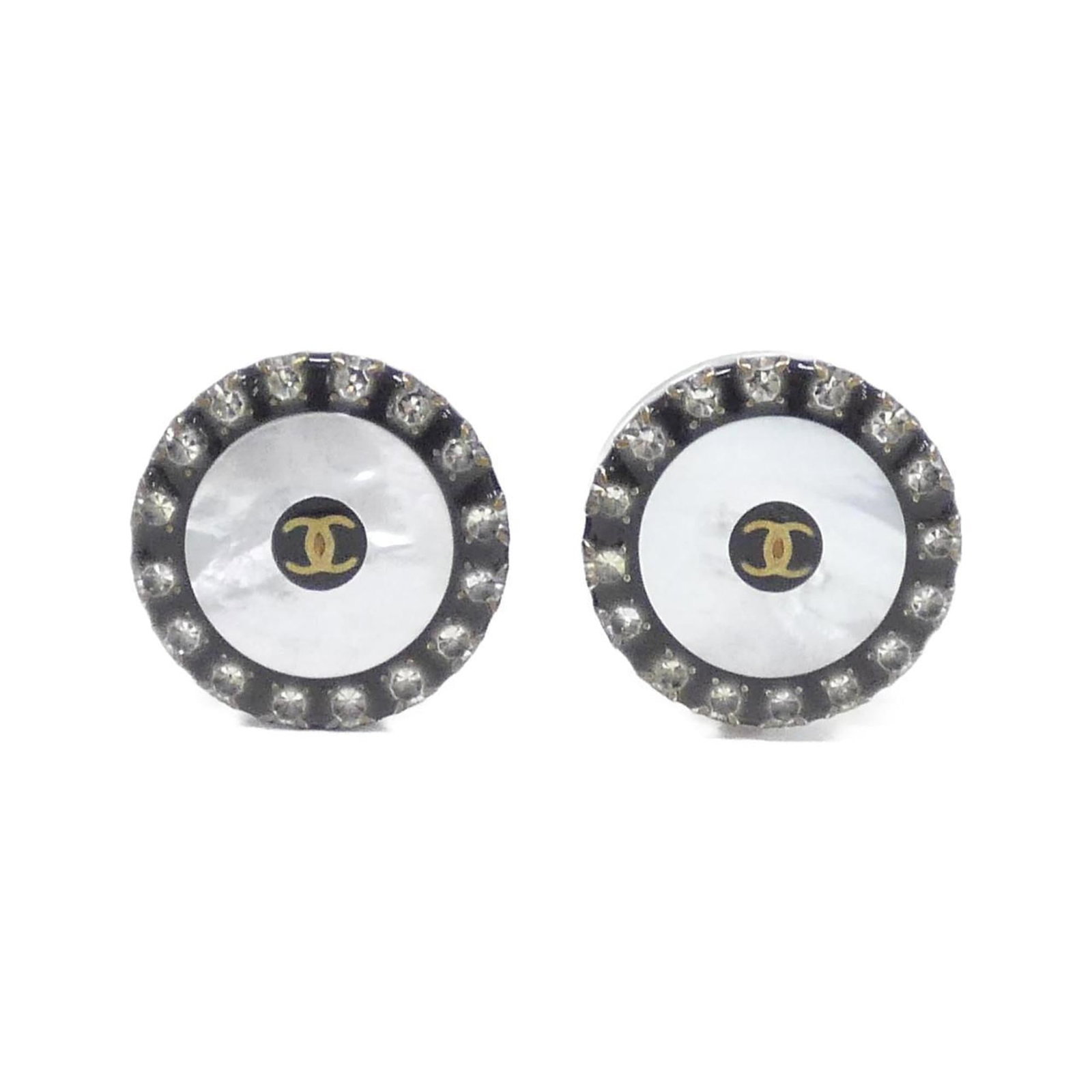 Chanel Clip Earrings: Chanel Clip Earrings Black and White Chanel Clip Earrings with a sleek design, measuring 23.00mm x 23.00mm in size. These used clip earrings showcase traces of usage and minor damages, but remain in a