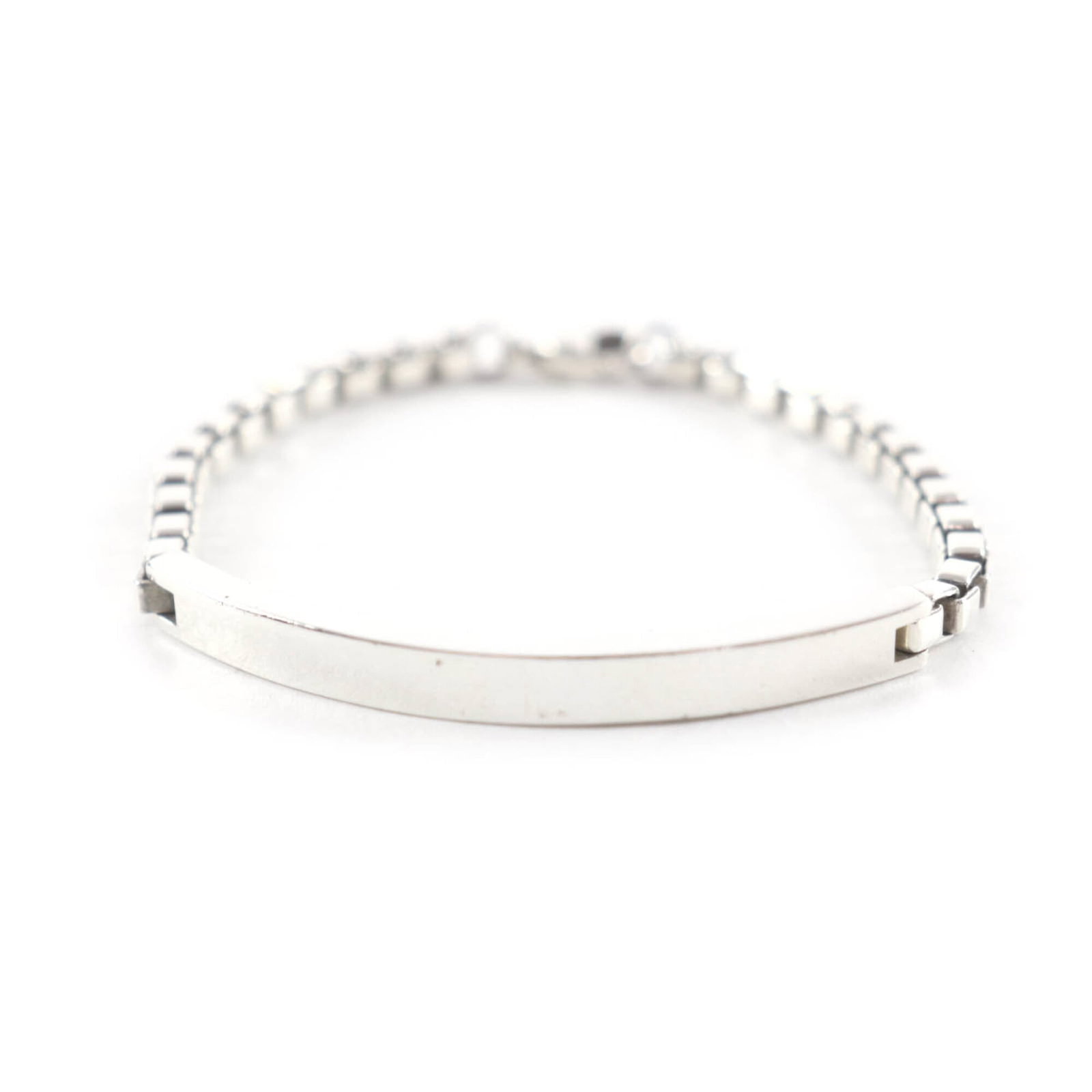 Charm Tiffany Bracelet 925 Silver: Charm Tiffany Bracelet 925 Silver The Charm Tiffany Bracelet in 925 Silver boasts a sleek, silver design with subtle signs of wear. With its 20cm length and gentle scratches, this charm bracelet has b
