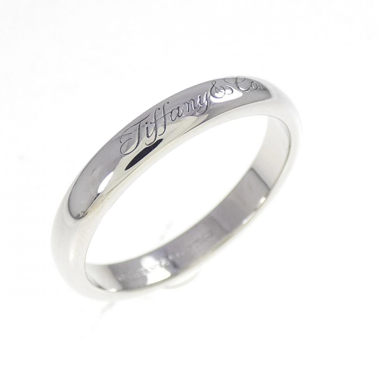 Platinum ring by Tiffany band: Platinum ring by Tiffany band Platinum ring by Tiffany features a band design made from high-quality platinum. The item has some minor scratches and dirt, but remains in very good condition overall. A