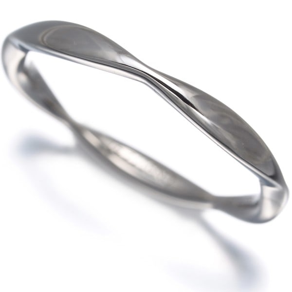 Chanel Ring Camelia Eu47 950 Platinum: Chanel Ring Camelia Eu47 950 Platinum Platinum Camelia ring from CHANEL, crafted with metal purity of 950. This elegant piece features the iconic Camelia collection design without a main stone, showca