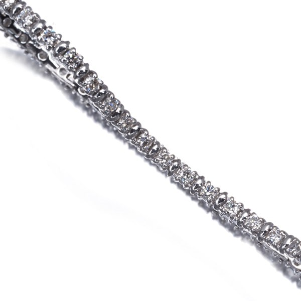 Diamond bracelet diamond tennis gold white 1.52ct 750 18k: Diamond bracelet diamond tennis gold white 1.52ct 750 18k 18k white gold tennis diamond bracelet with a striking 1.52ct main stone, perfectly crafted to make a statement. The natural diamond shines